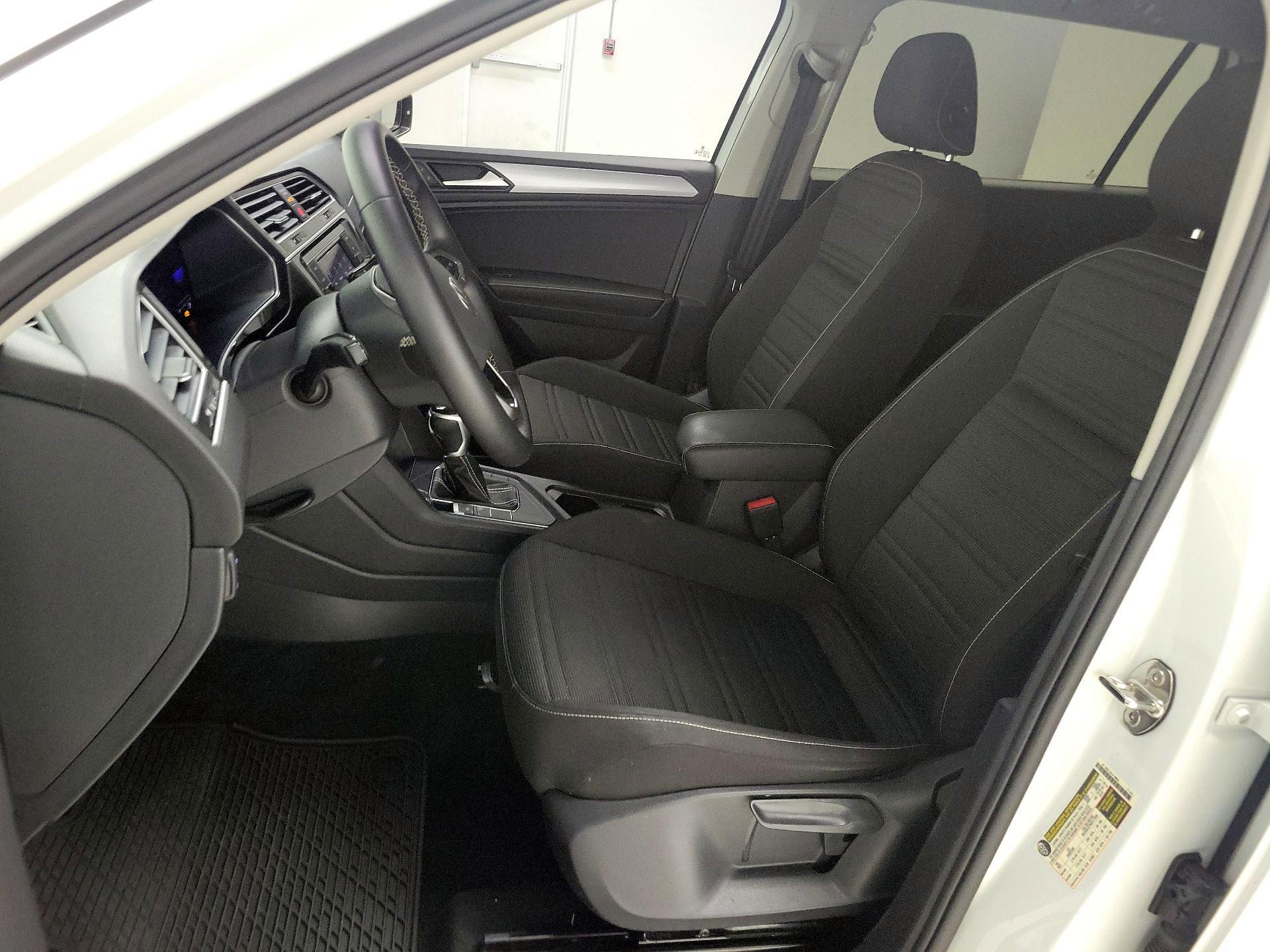 Thumbnail: 2023 Volkswagen Tiguan - 11