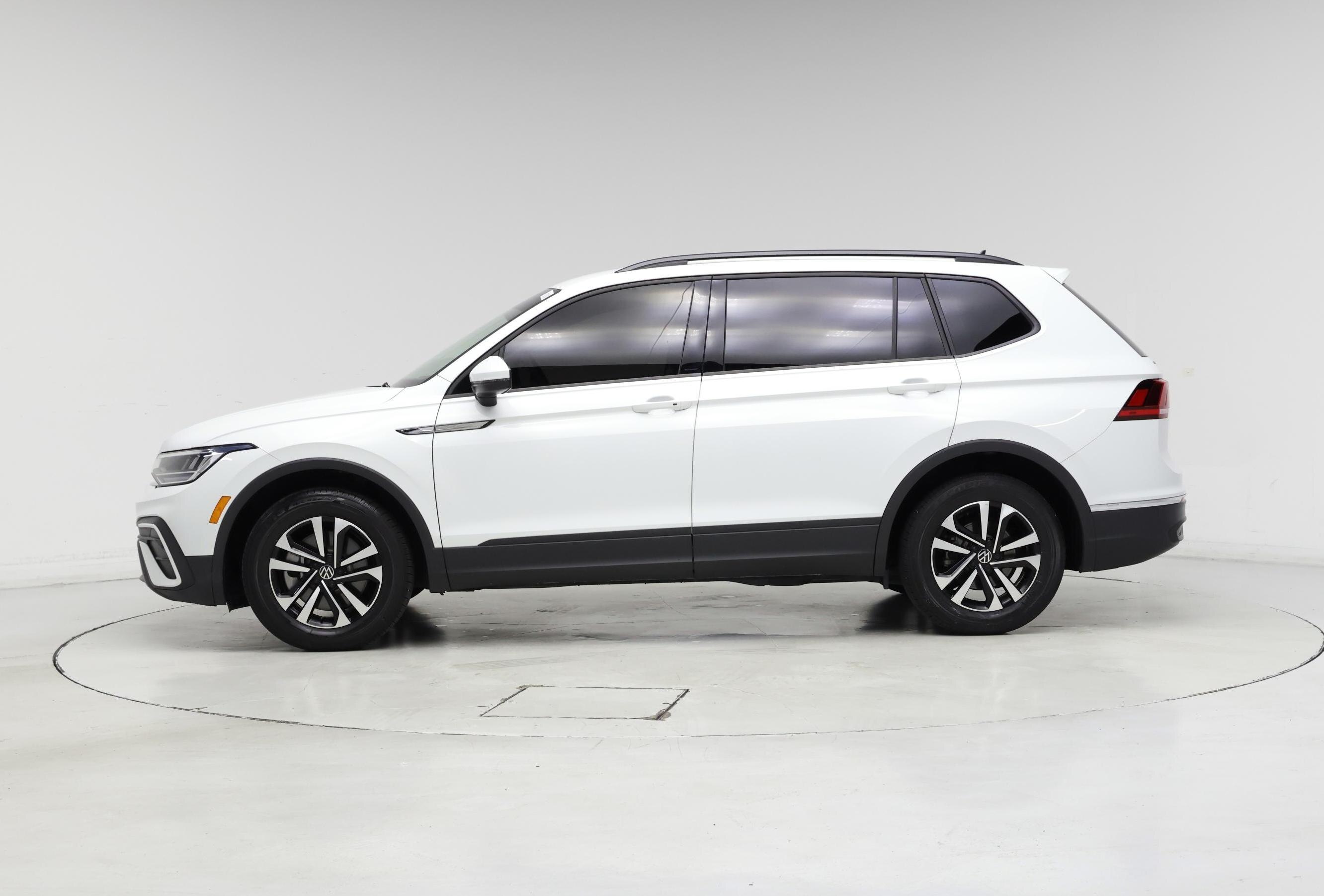 Thumbnail: 2023 Volkswagen Tiguan - 3