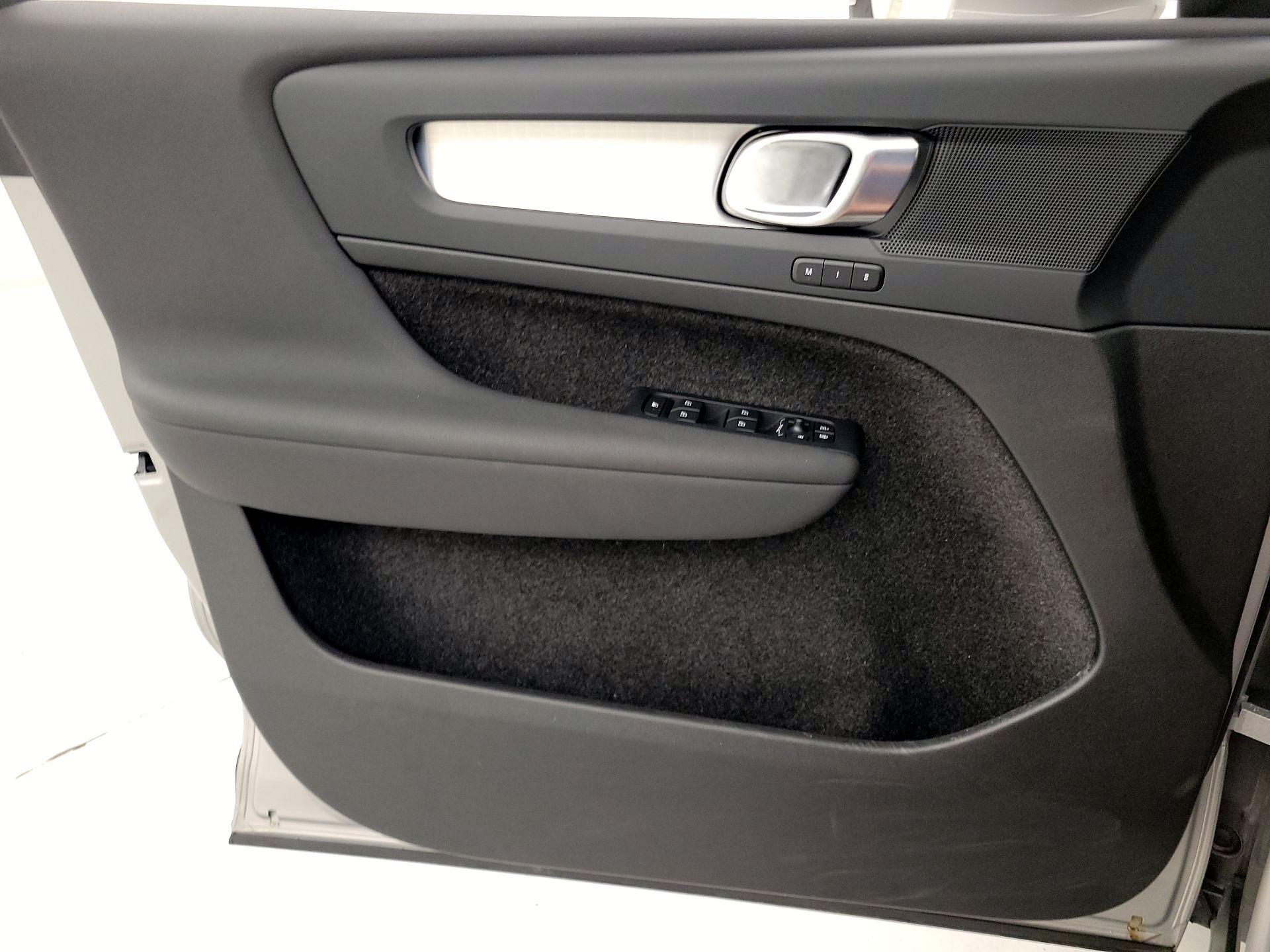 Thumbnail: 2024 Volvo XC40 - 12