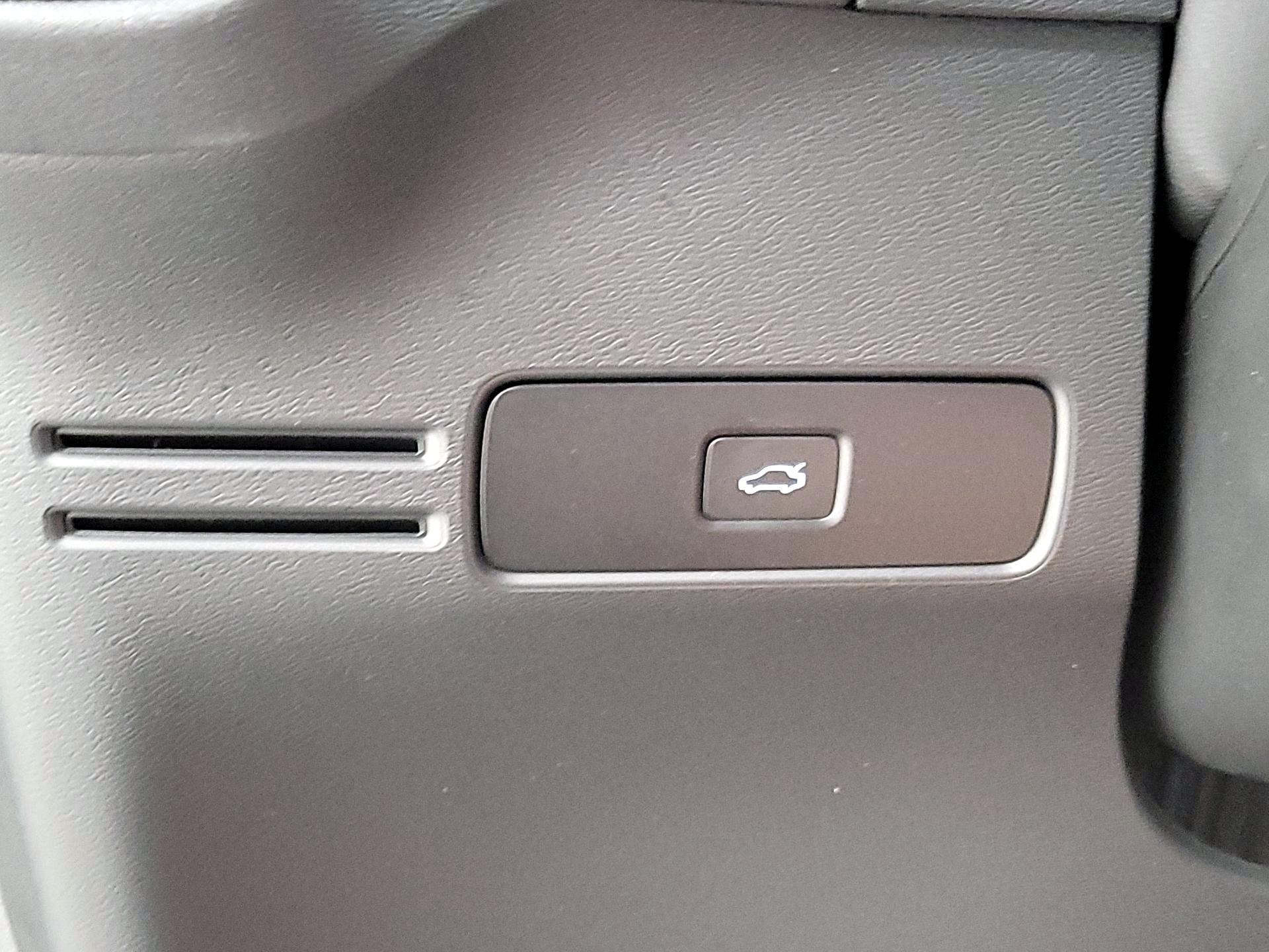 Thumbnail: 2024 Volvo XC40 - 13