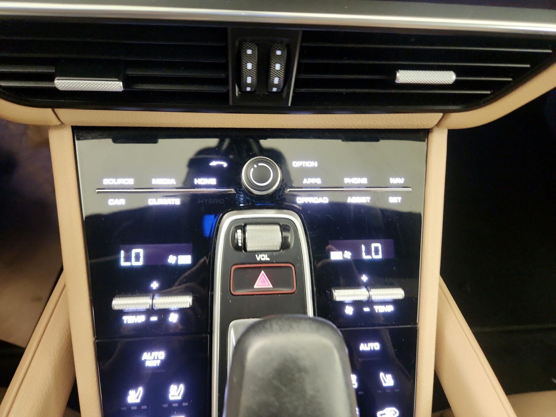 Thumbnail: 2021 Porsche Cayenne - 17