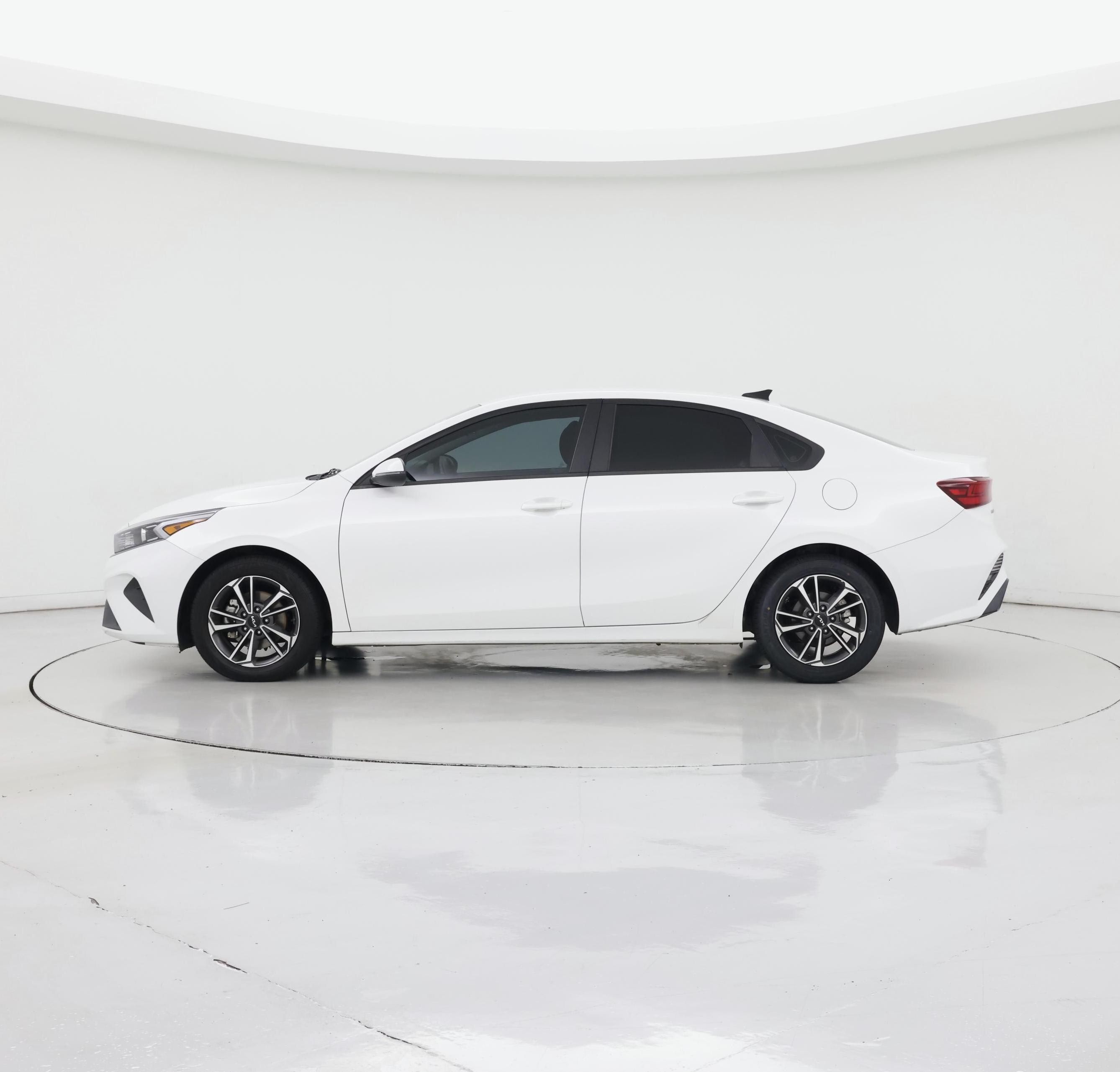 Thumbnail: 2022 Kia Forte - 3