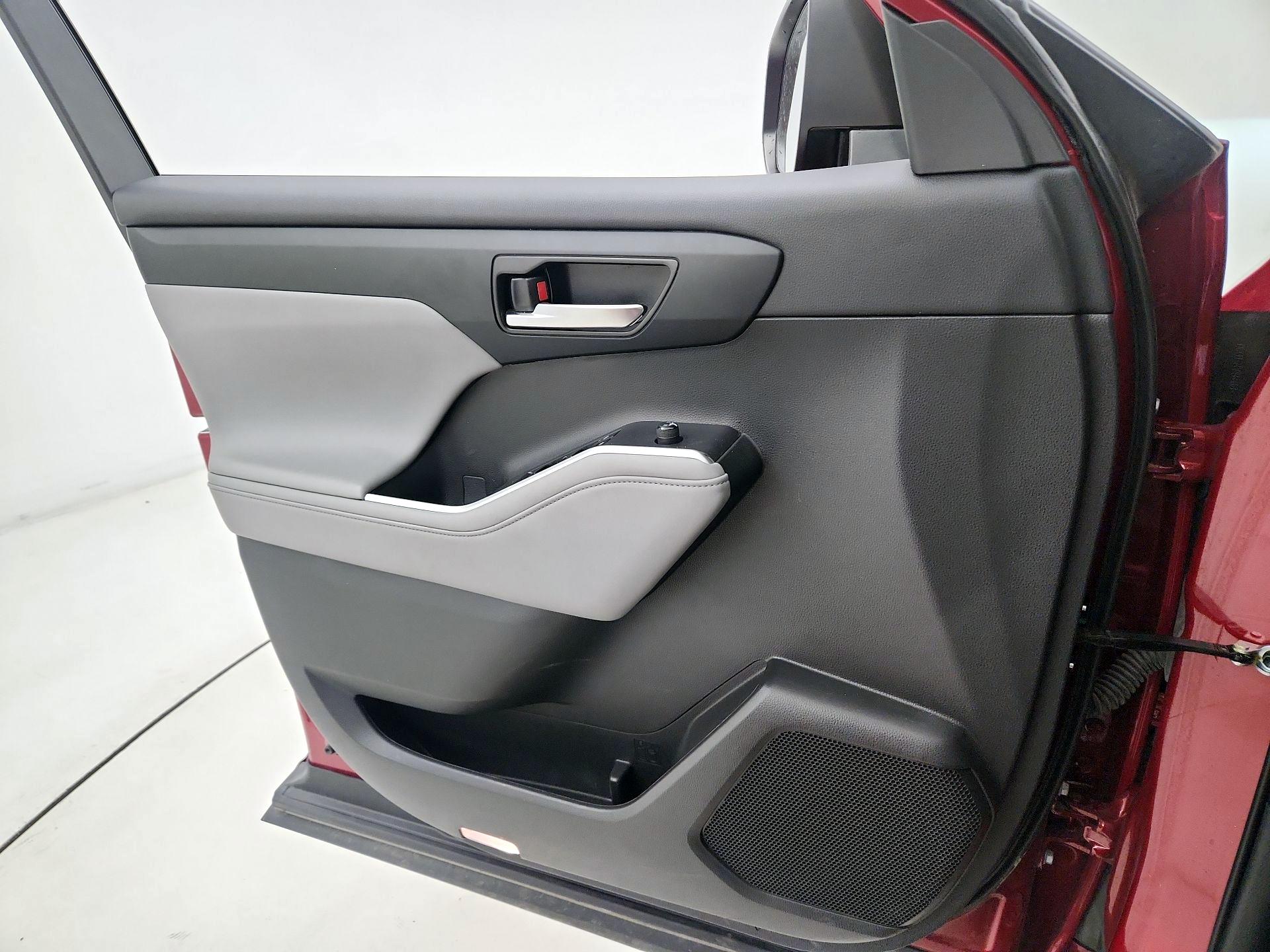 Thumbnail: 2023 Toyota Highlander - 10