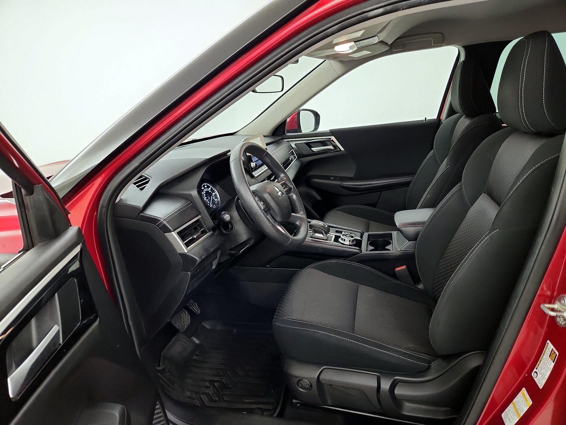 Thumbnail: 2023 Mitsubishi Outlander - 11