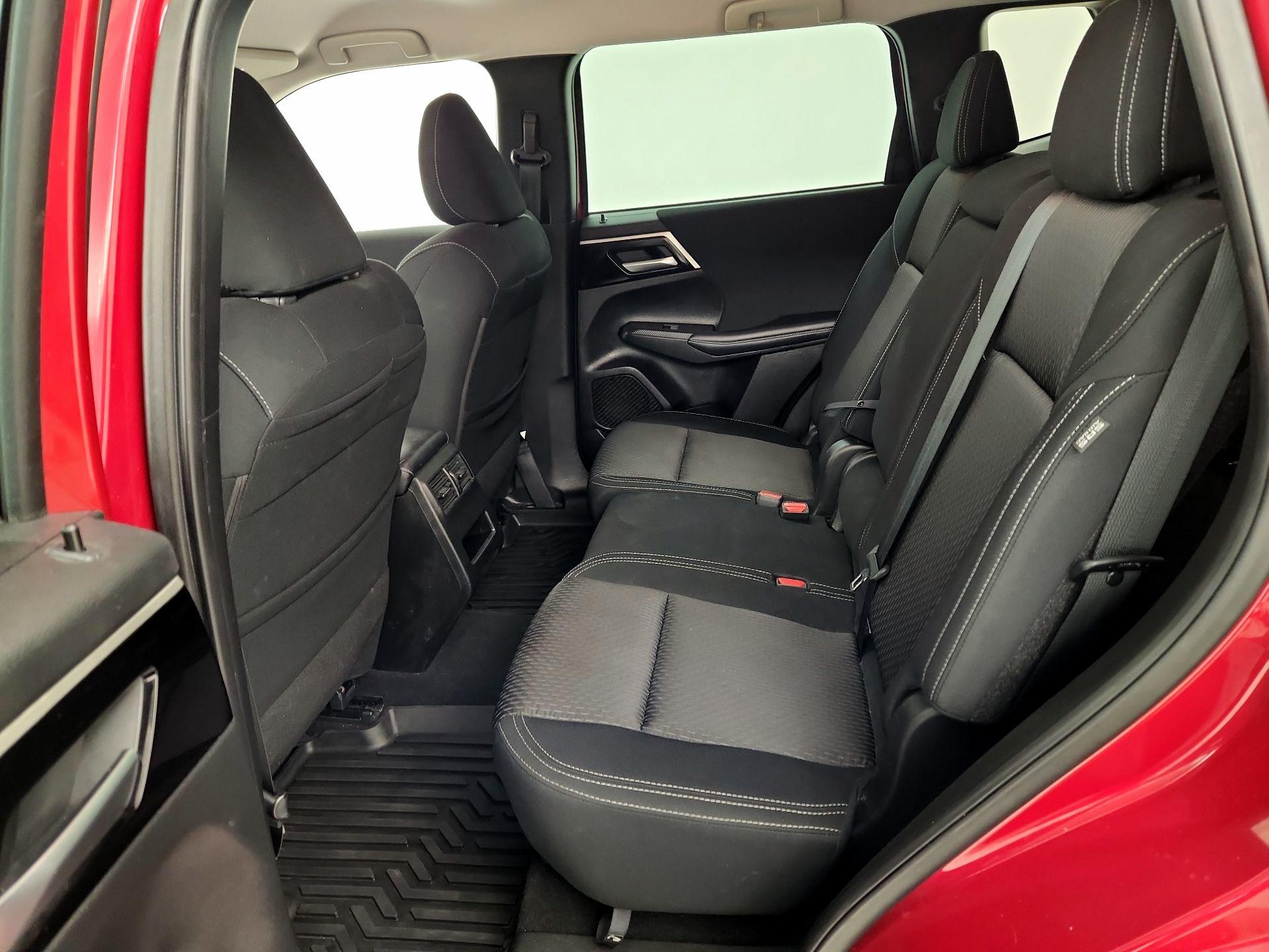 Thumbnail: 2023 Mitsubishi Outlander - 19