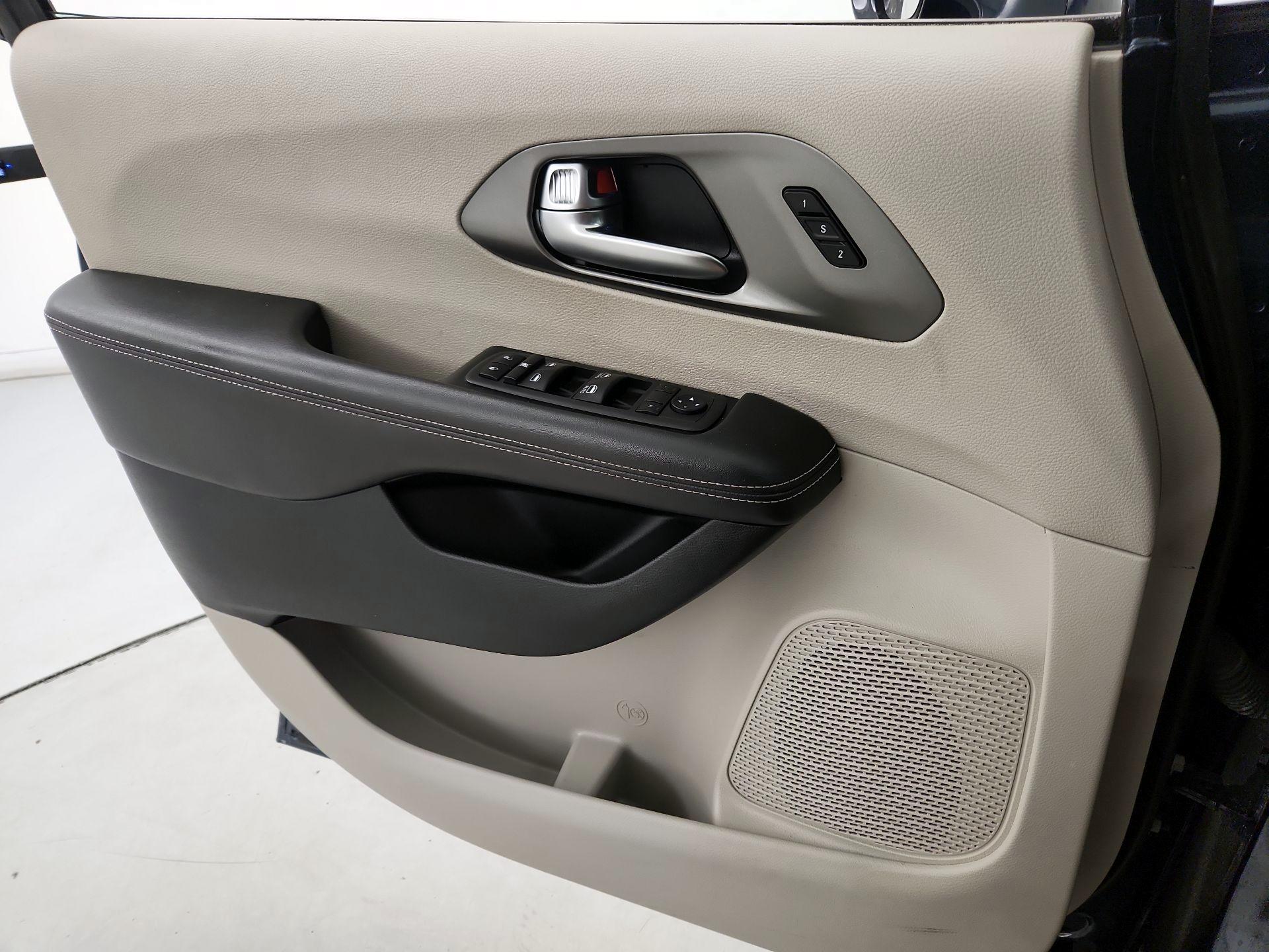 Thumbnail: 2022 Chrysler Pacifica - 12