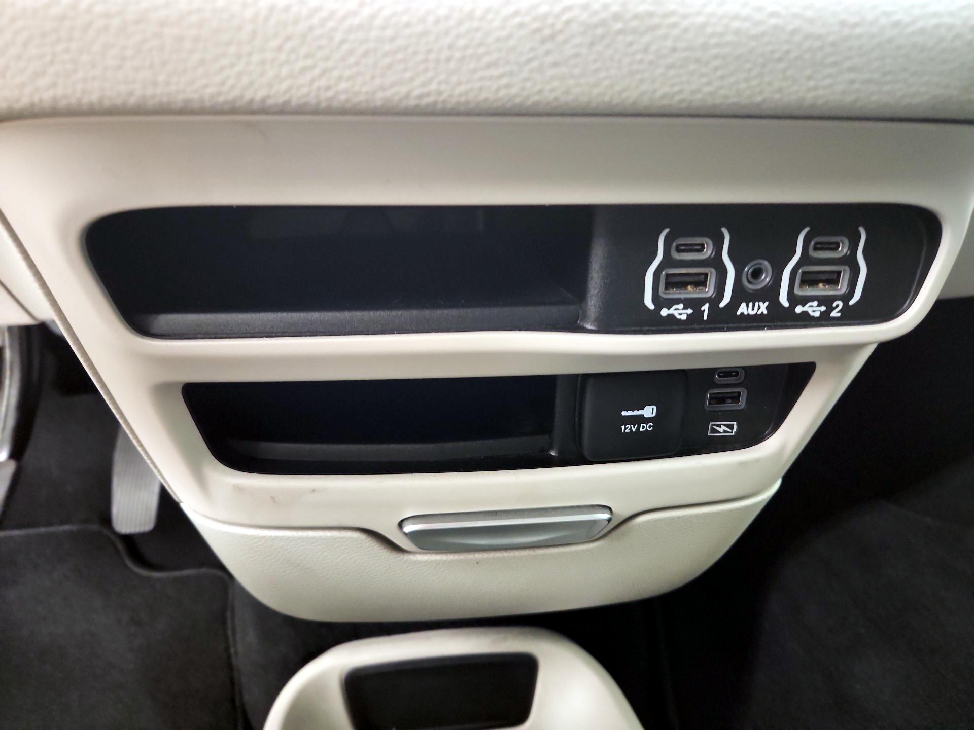 Thumbnail: 2022 Chrysler Pacifica - 18