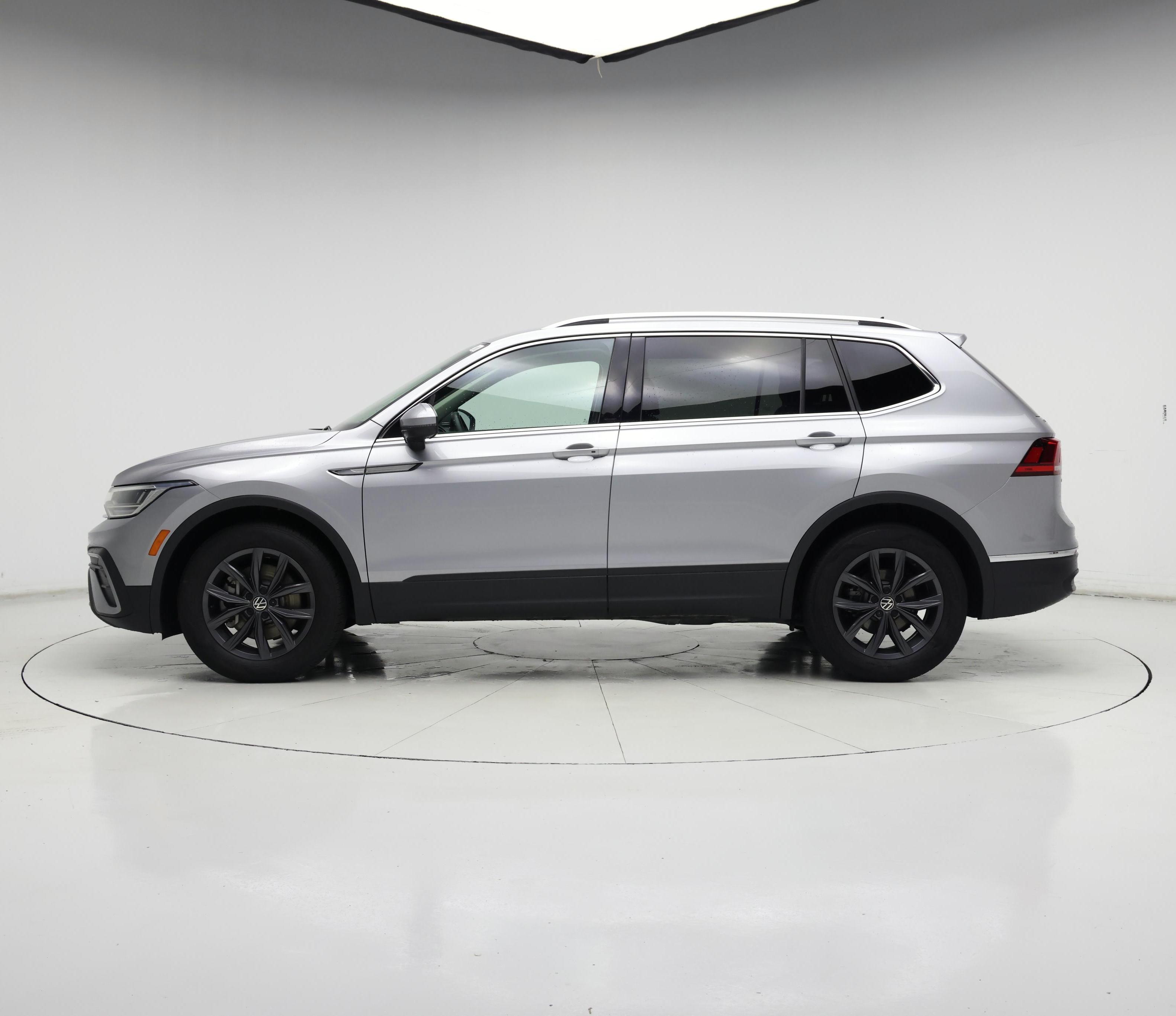 Thumbnail: 2022 Volkswagen Tiguan - 3