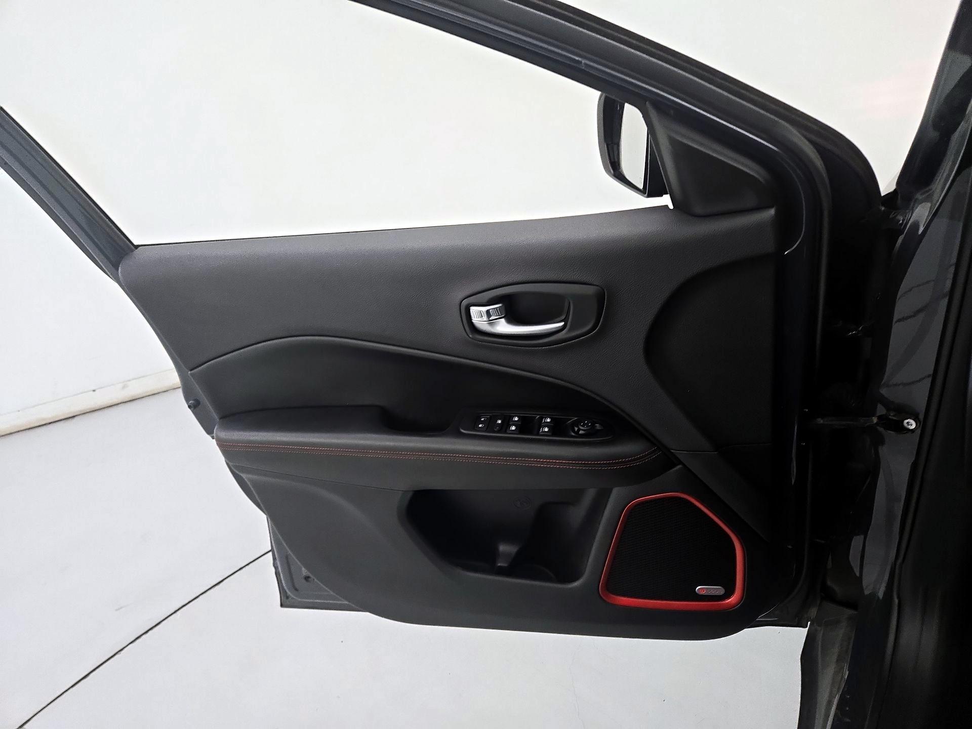 Thumbnail: 2018 Jeep Compass - 12