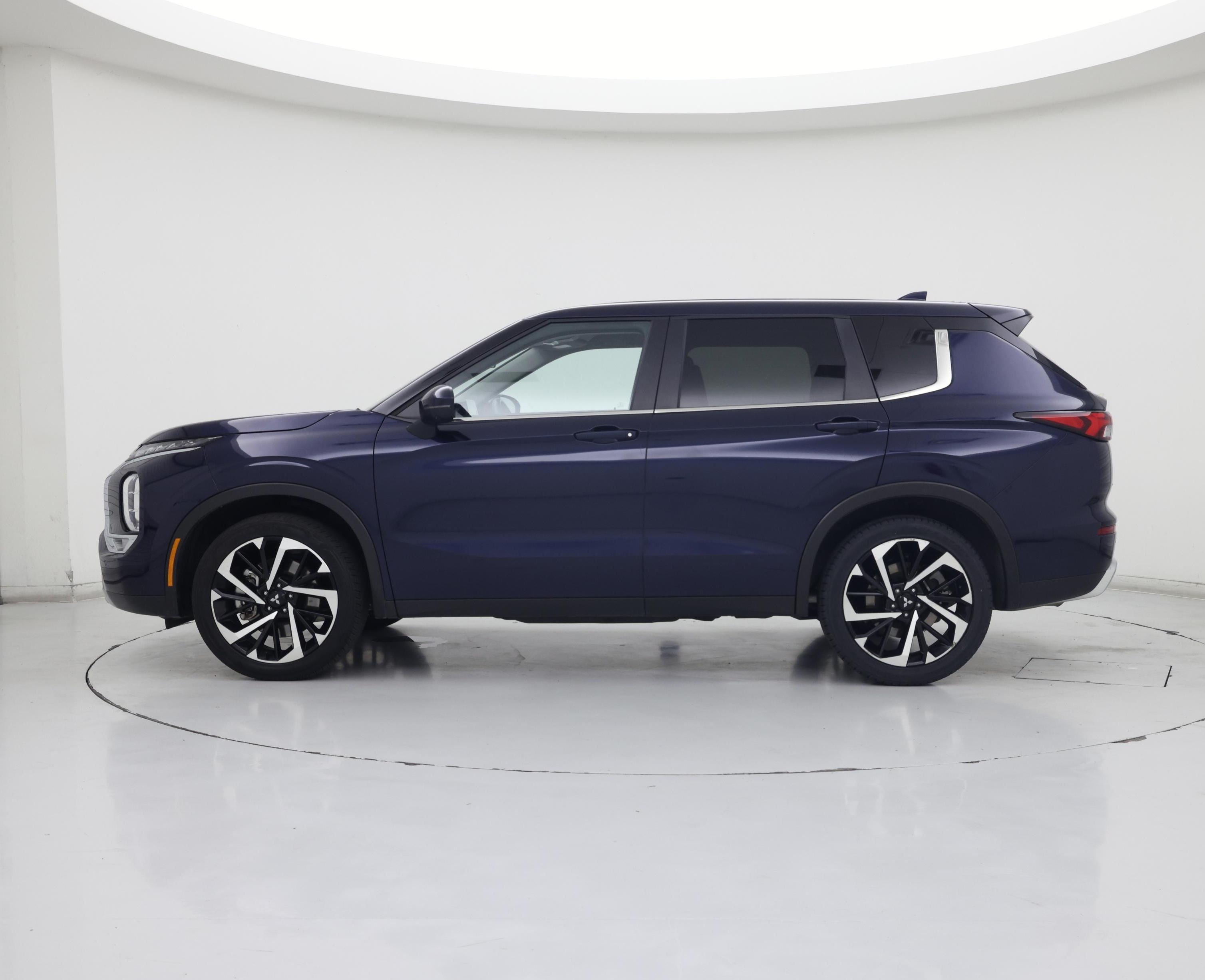 Thumbnail: 2024 Mitsubishi Outlander - 3