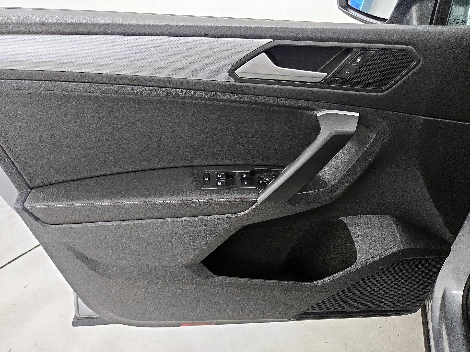 Thumbnail: 2023 Volkswagen Tiguan - 12