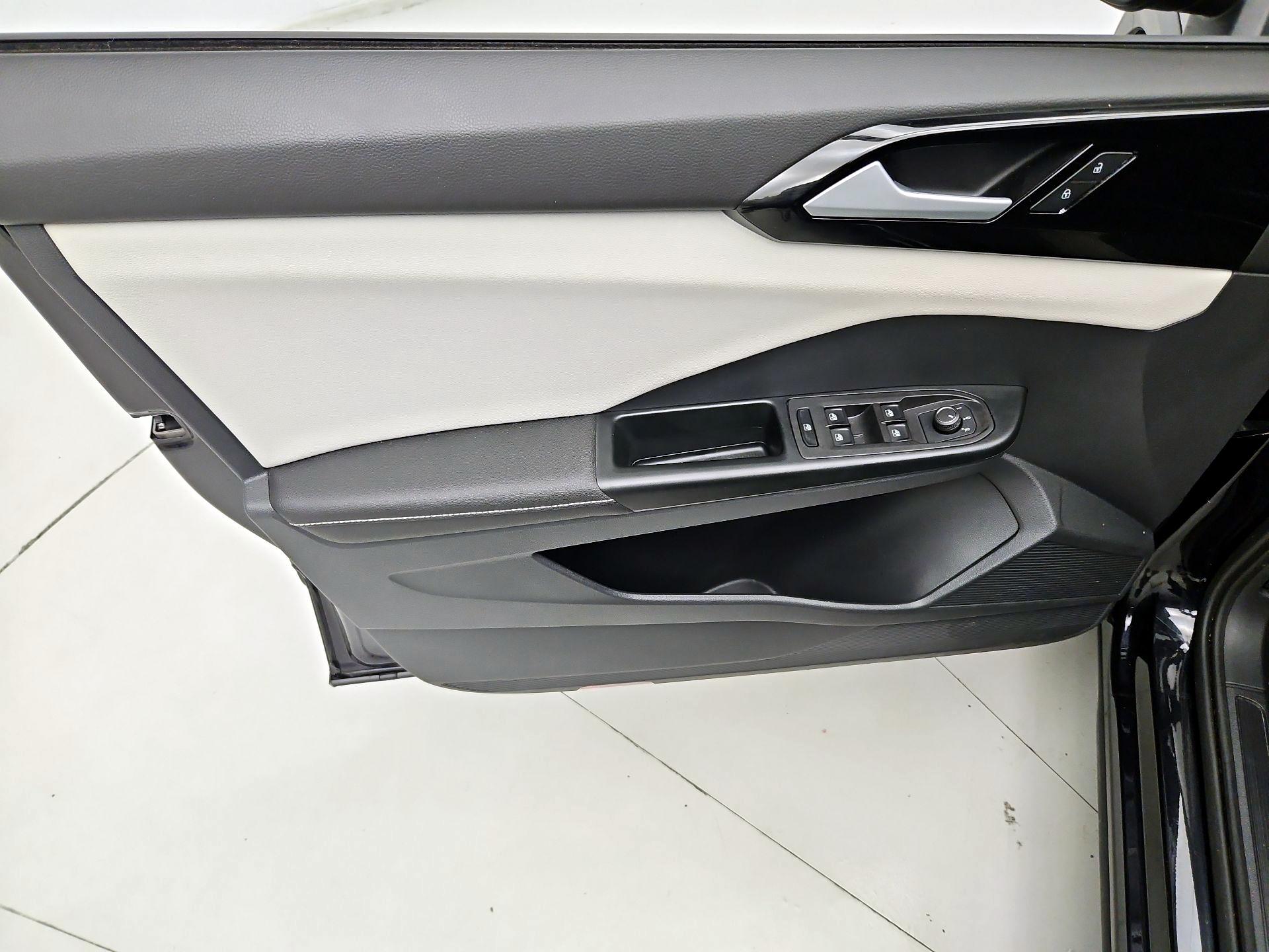 Thumbnail: 2025 Volkswagen Taos - 12