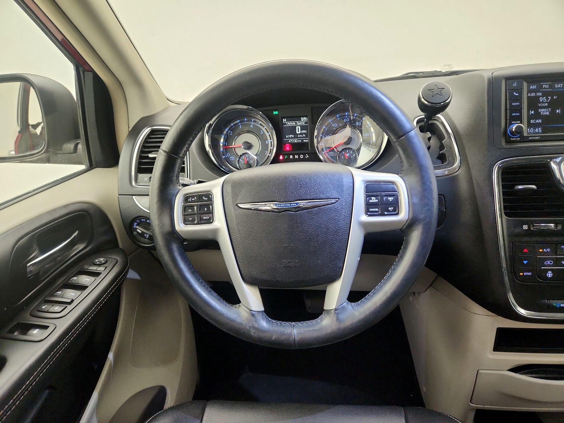 Thumbnail: 2016 Chrysler Town & Country - 10