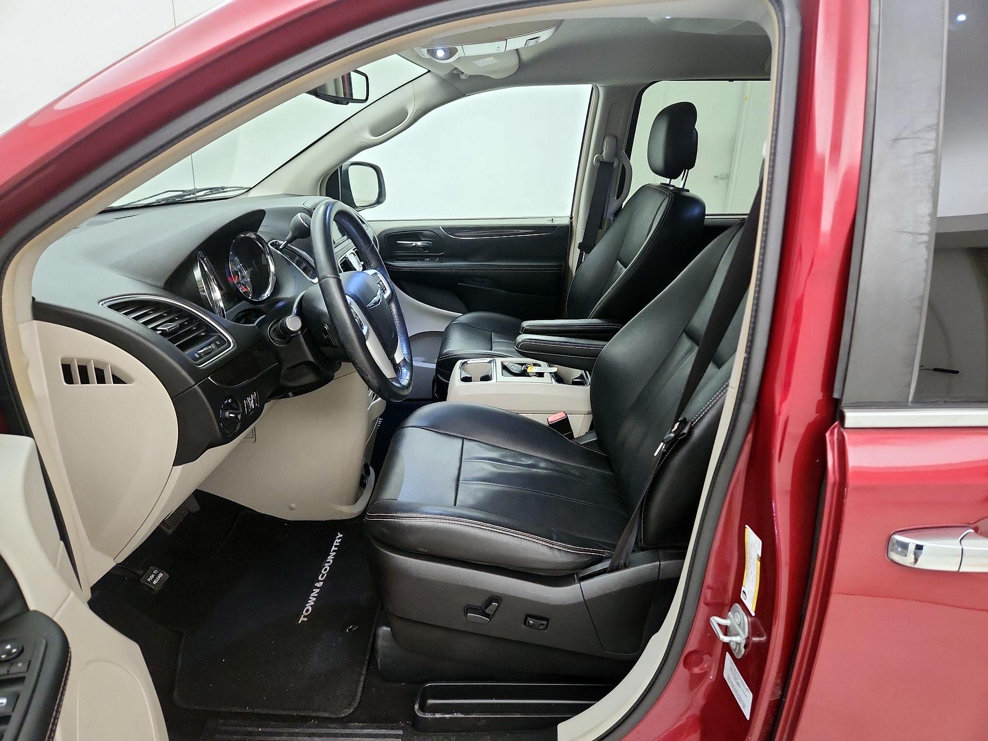 Thumbnail: 2016 Chrysler Town & Country - 11