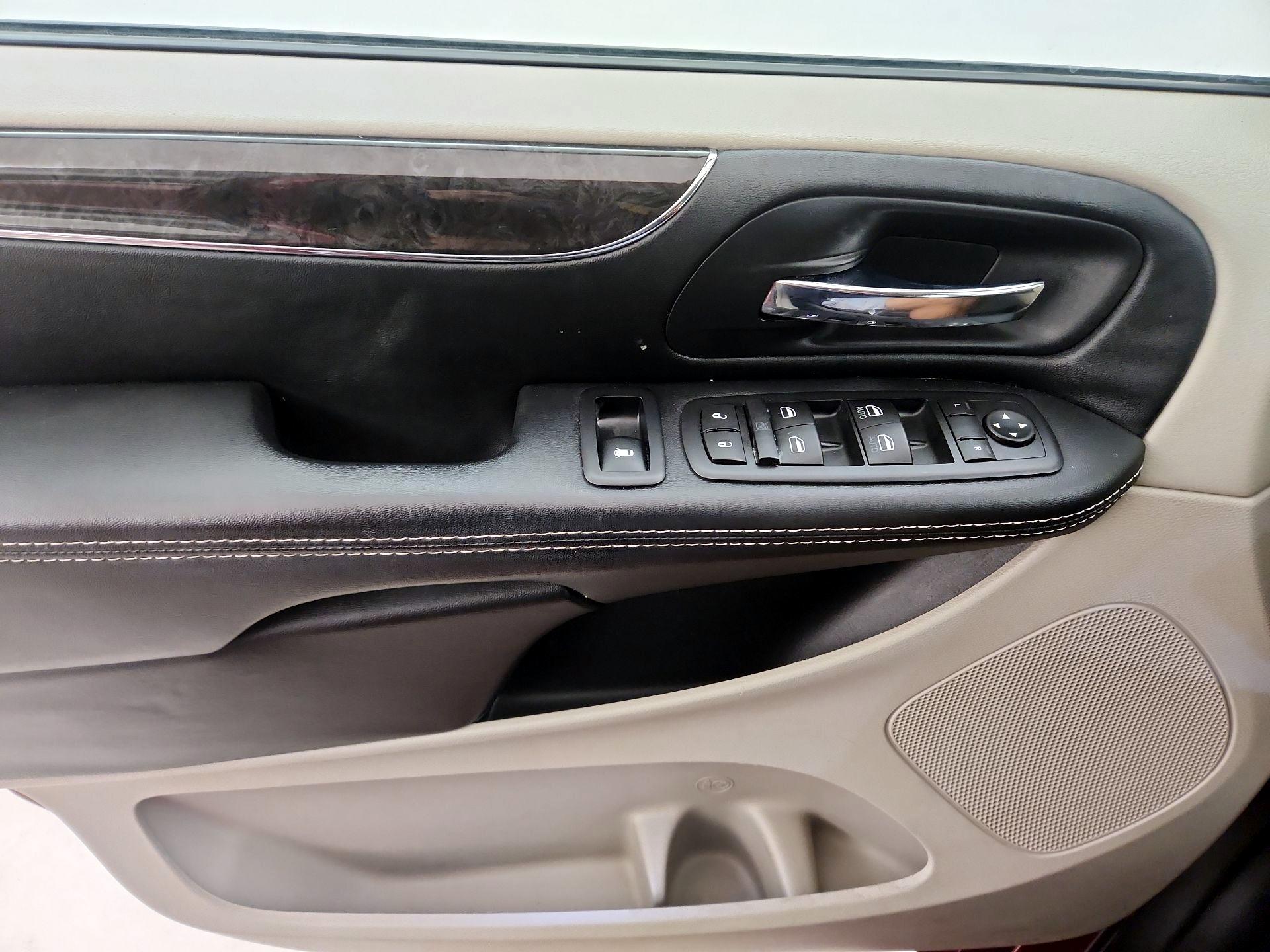 Thumbnail: 2016 Chrysler Town & Country - 12