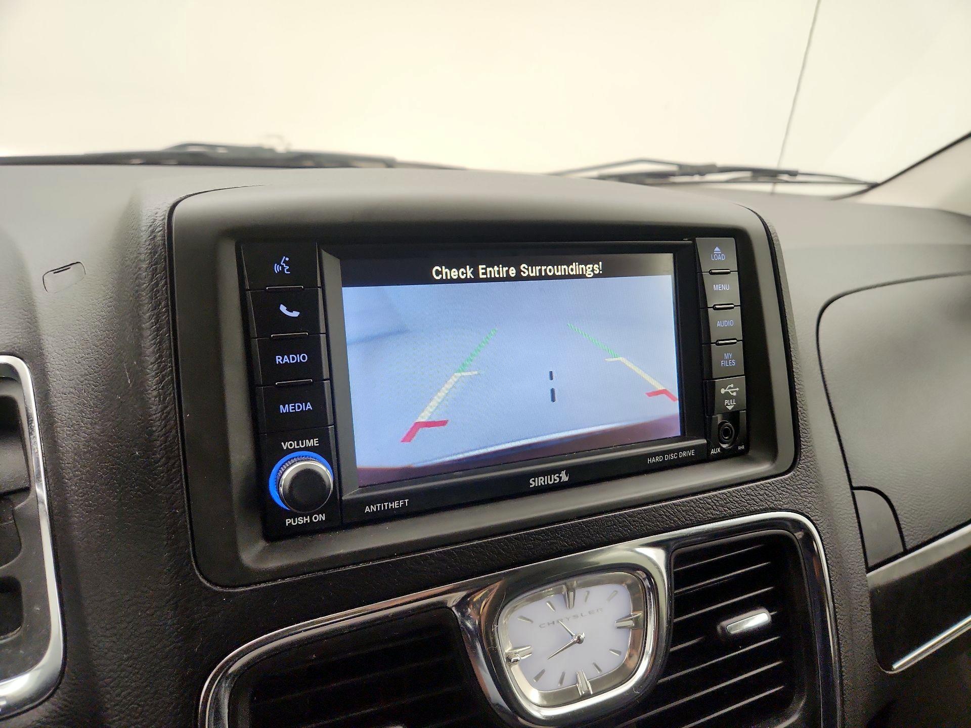 Thumbnail: 2016 Chrysler Town & Country - 15