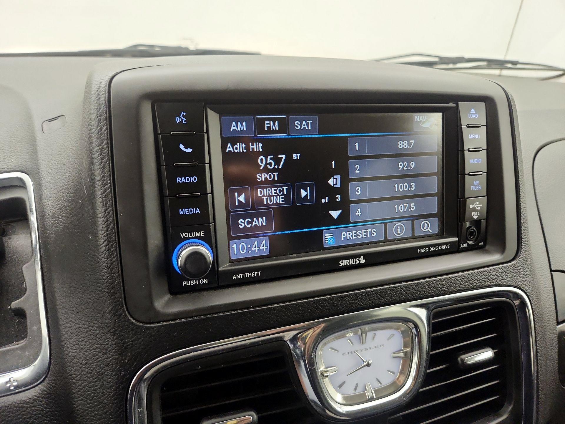 Thumbnail: 2016 Chrysler Town & Country - 16