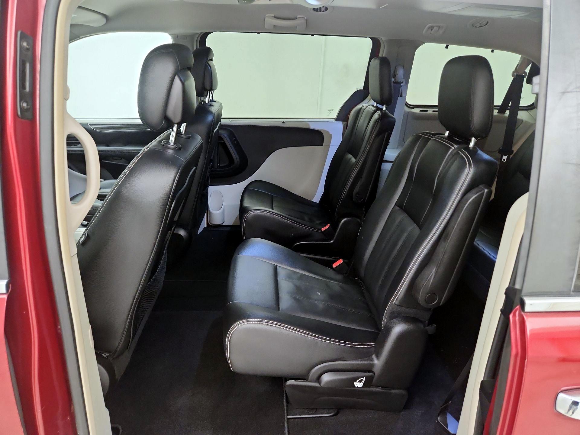 Thumbnail: 2016 Chrysler Town & Country - 20