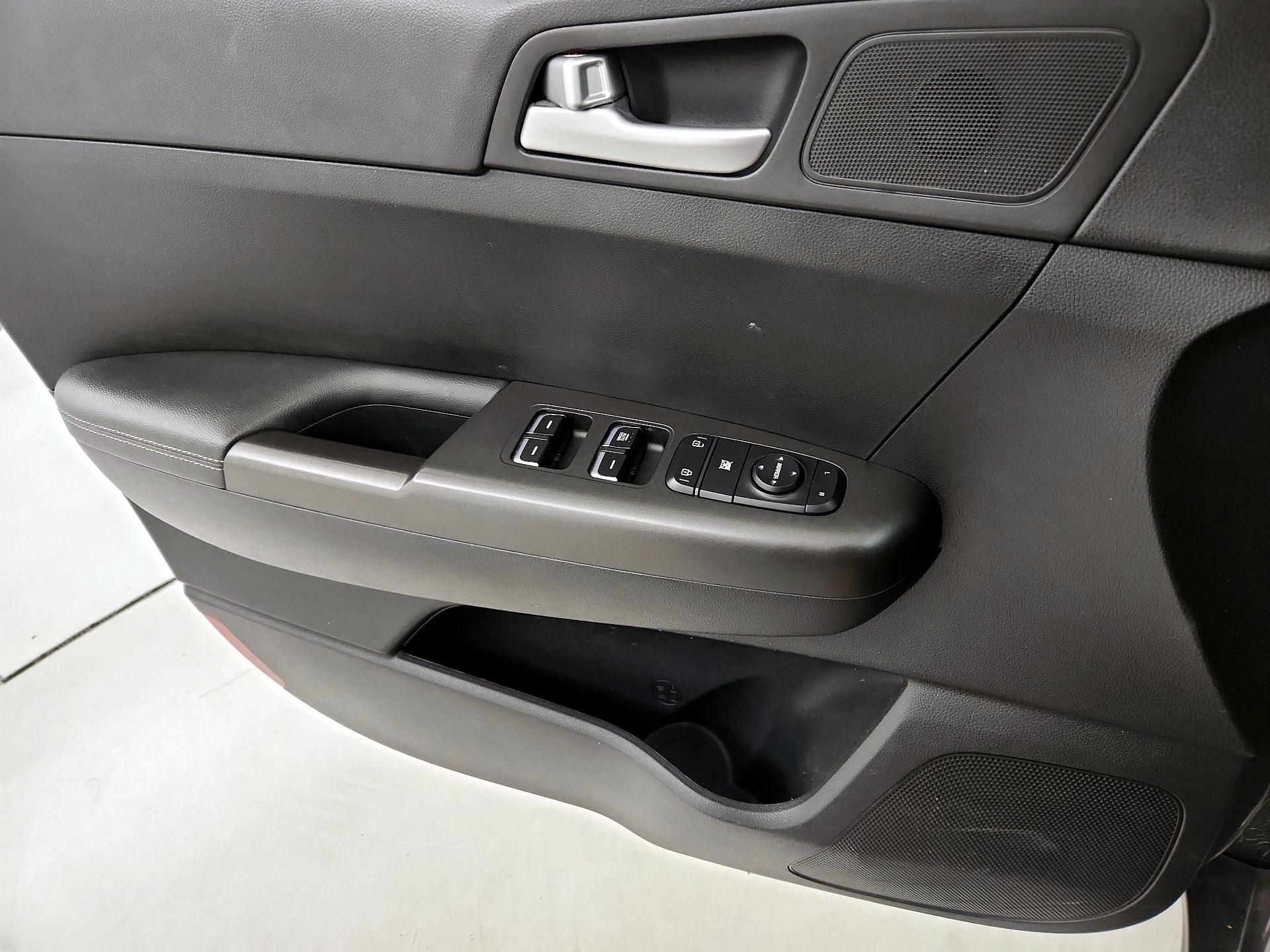 Thumbnail: 2019 Kia Sportage - 12