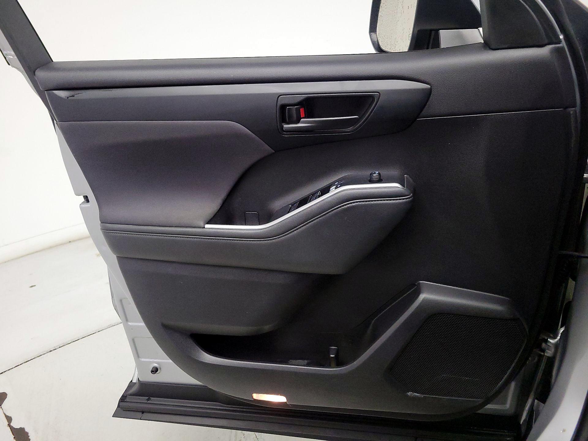 Thumbnail: 2022 Toyota Highlander - 12