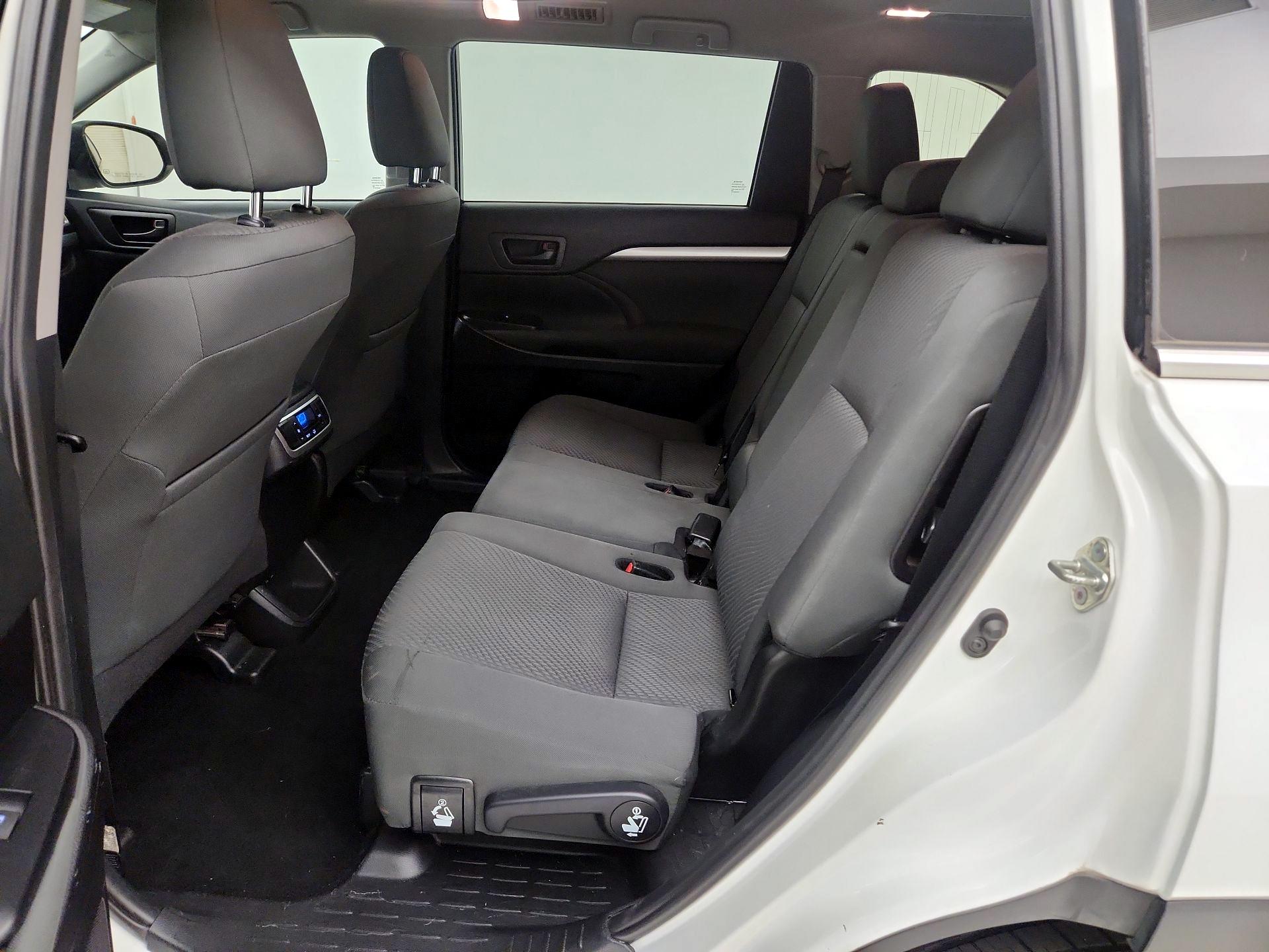 Thumbnail: 2019 Toyota Highlander - 17