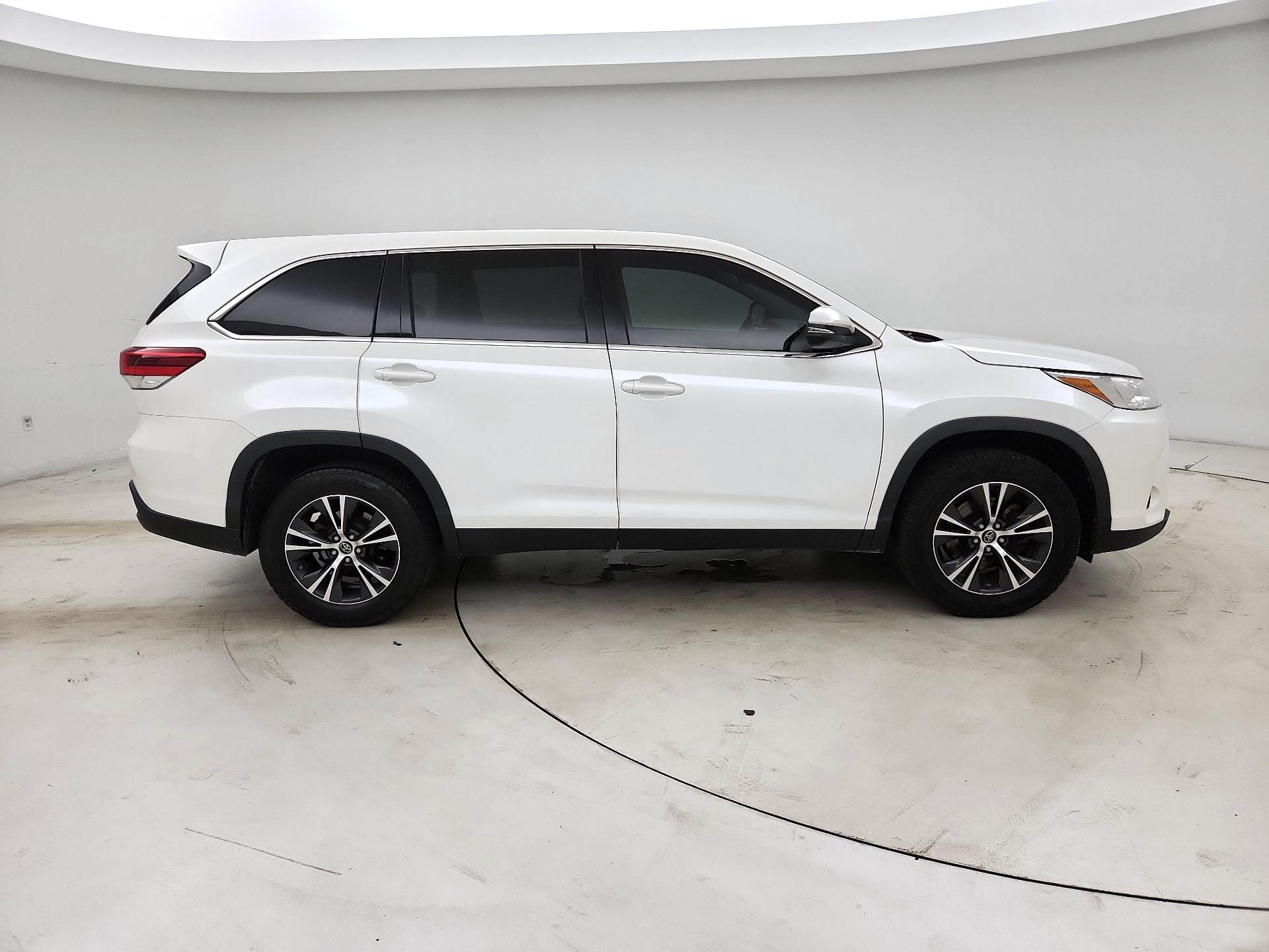 Thumbnail: 2019 Toyota Highlander - 4