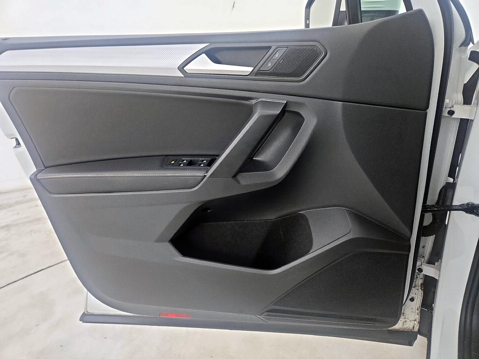 Thumbnail: 2023 Volkswagen Tiguan - 12