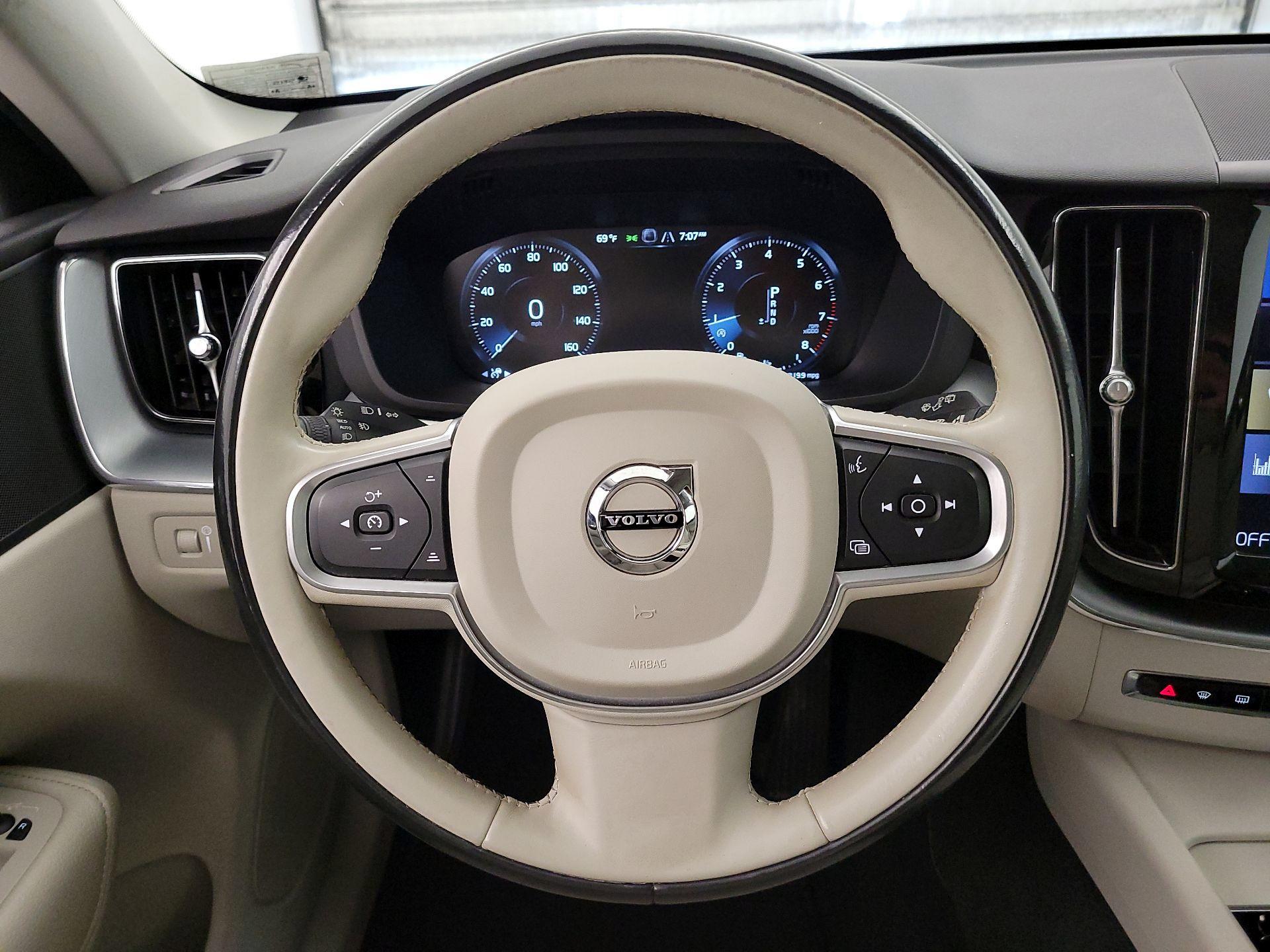 Thumbnail: 2018 Volvo XC60 - 10