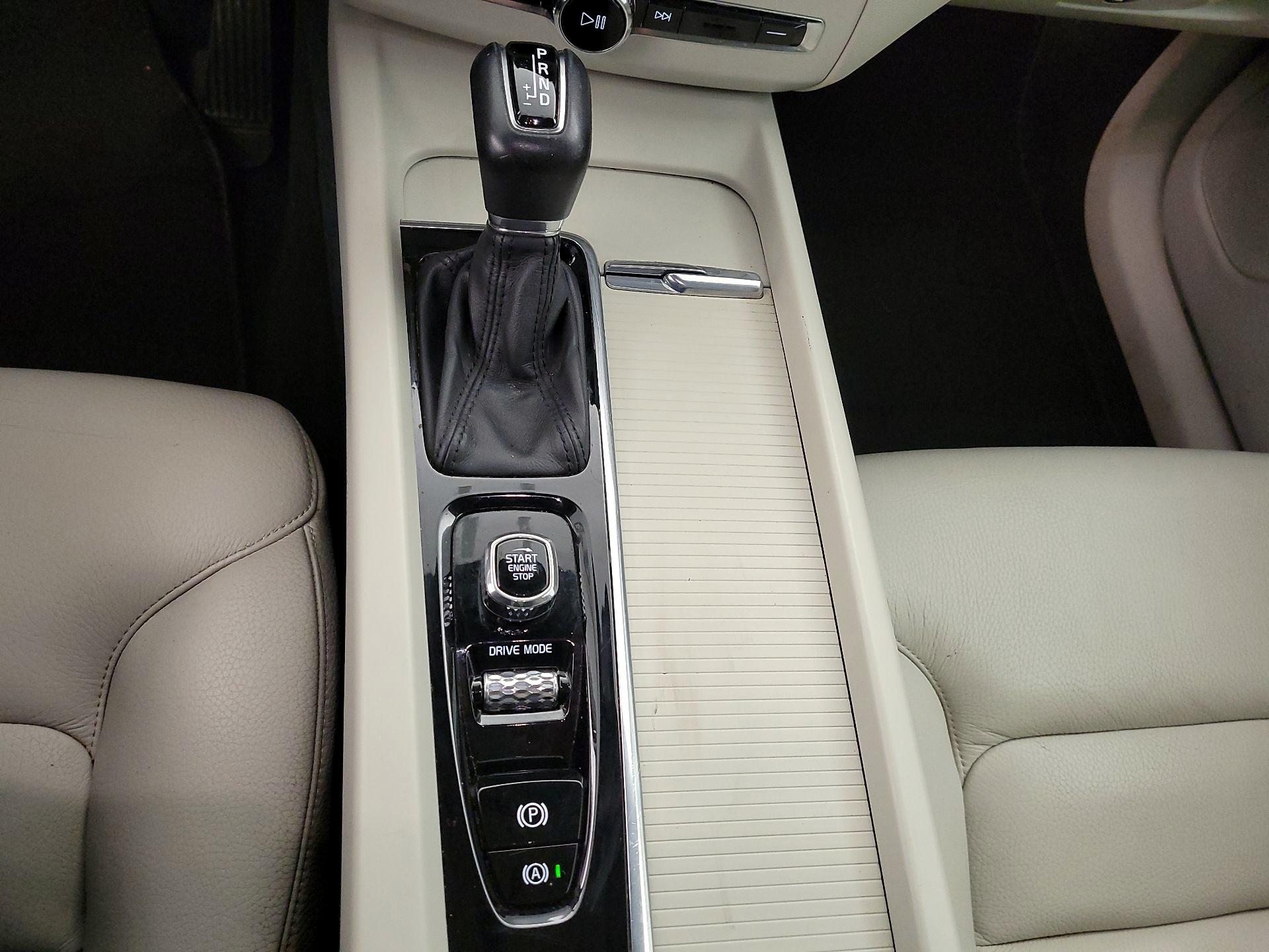 Thumbnail: 2018 Volvo XC60 - 17