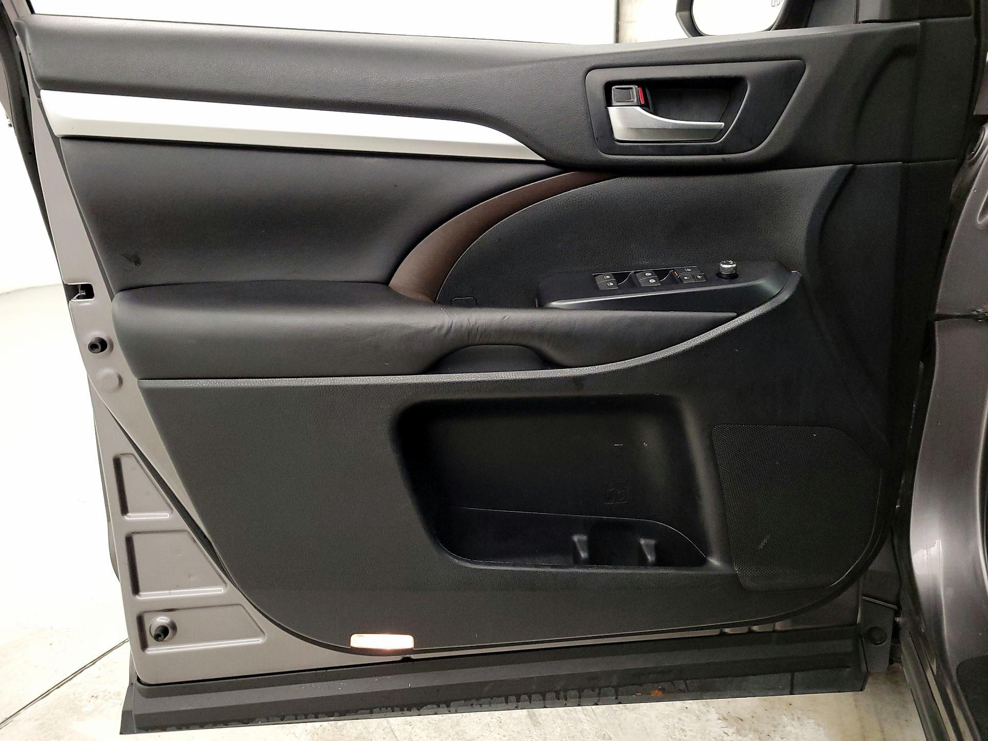 Thumbnail: 2019 Toyota Highlander - 12