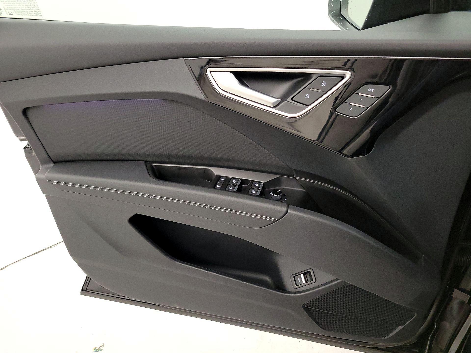 Thumbnail: 2022 Audi Q4 e-tron - 12