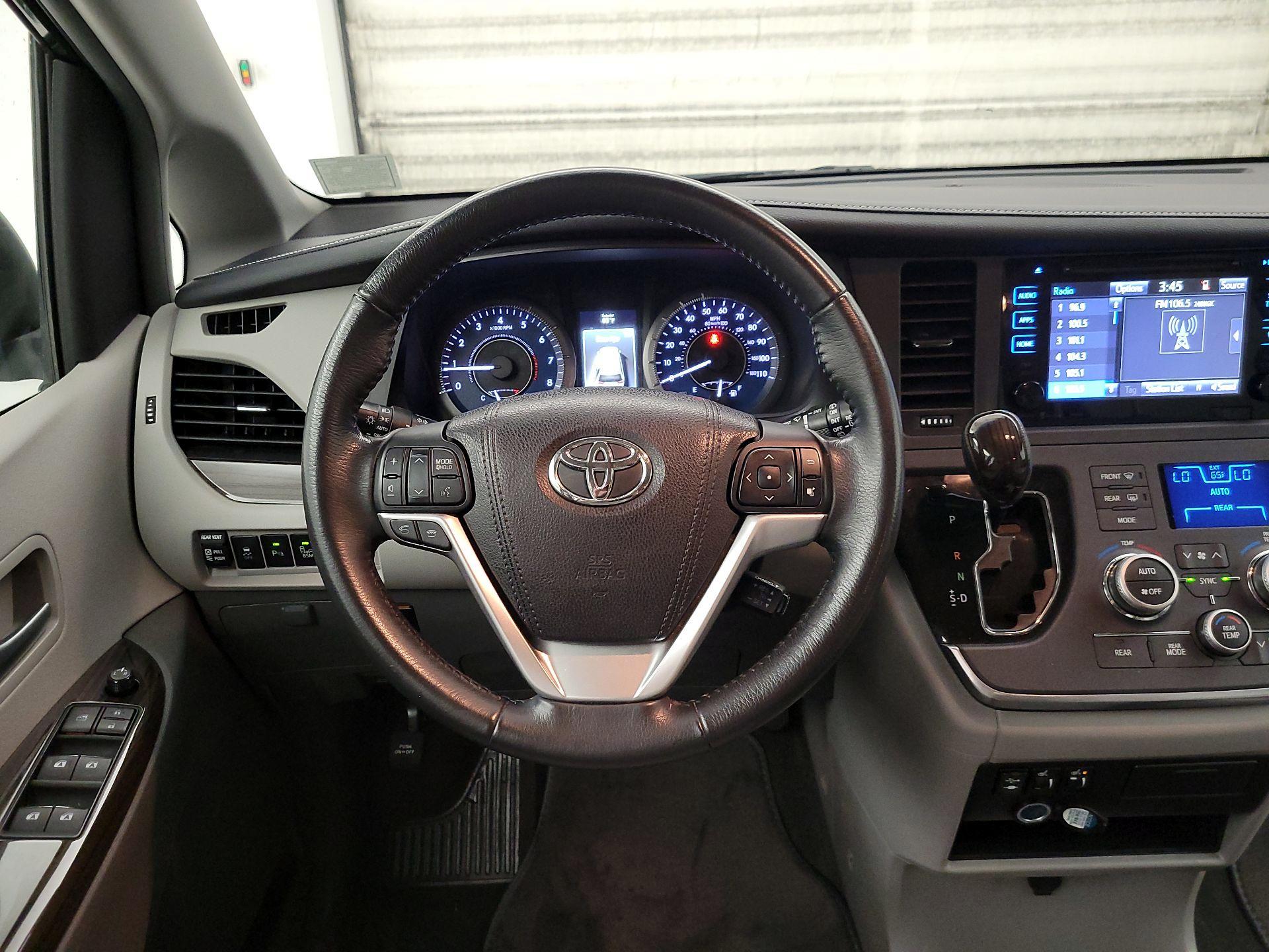 Thumbnail: 2016 Toyota Sienna - 10