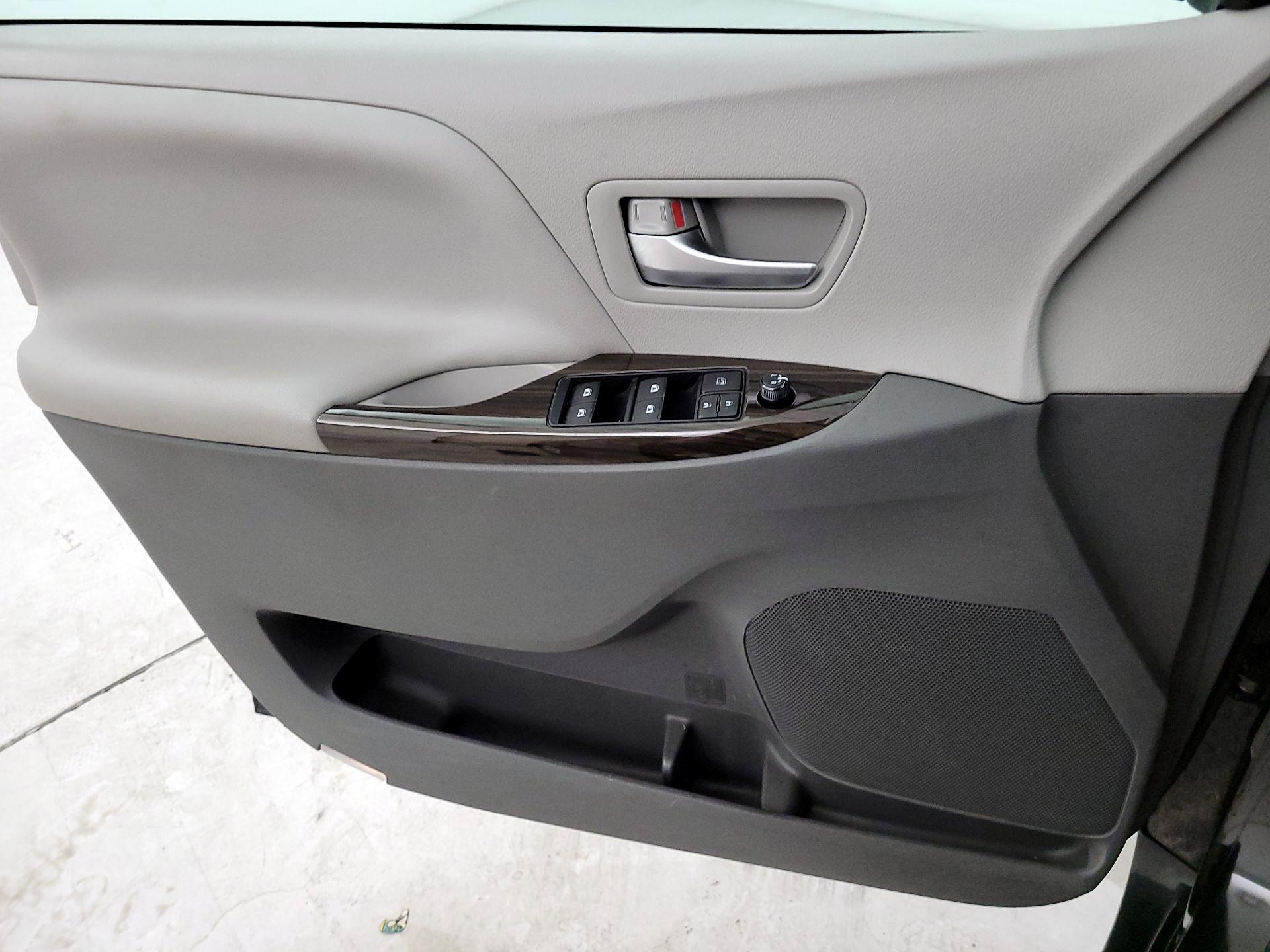 Thumbnail: 2016 Toyota Sienna - 12