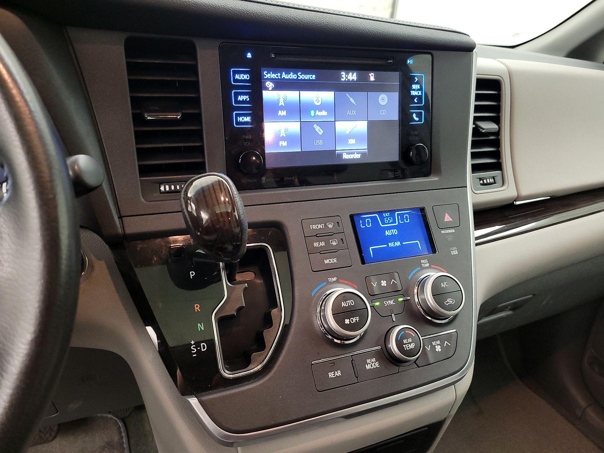 Thumbnail: 2016 Toyota Sienna - 15