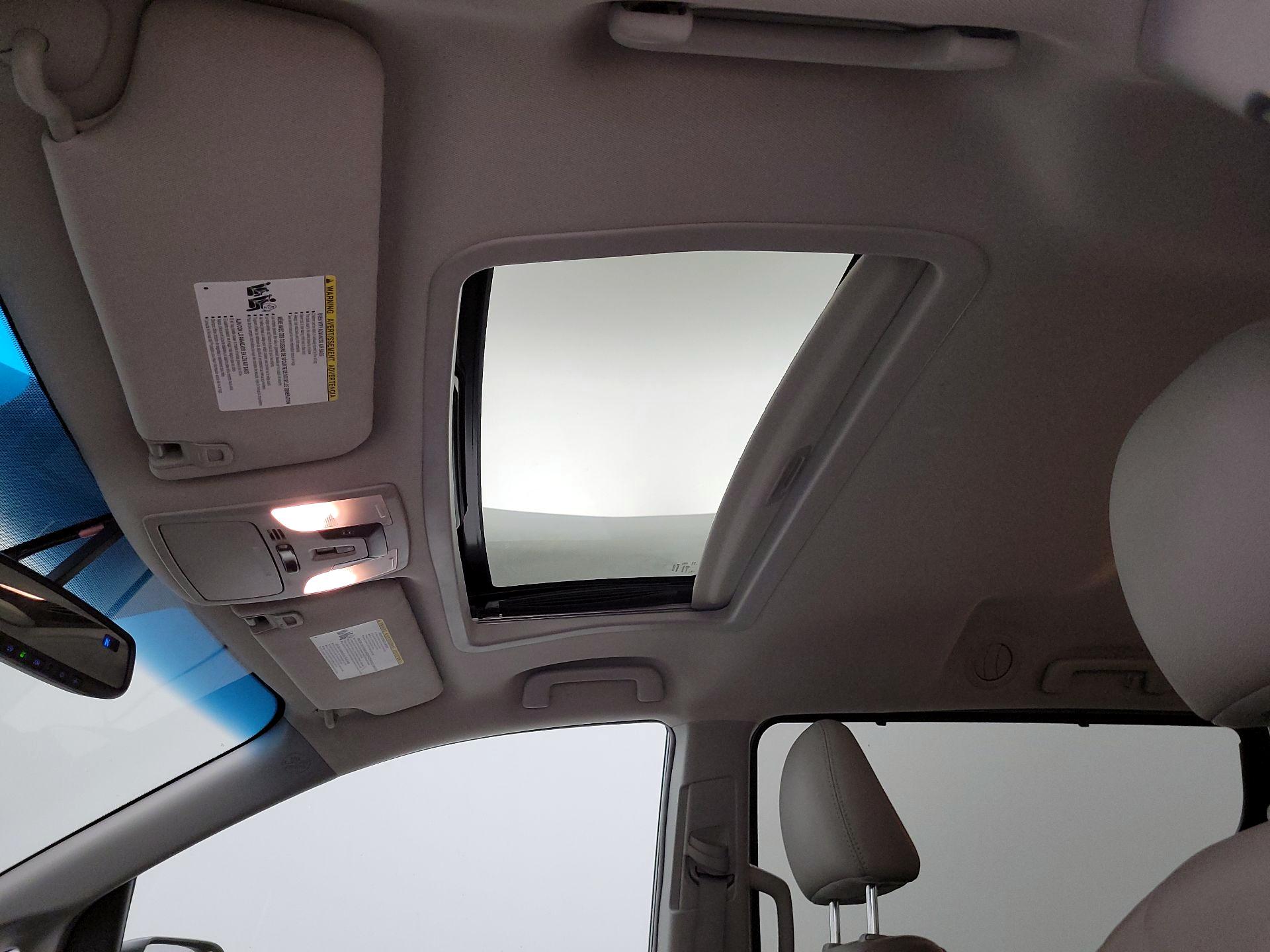 Thumbnail: 2016 Toyota Sienna - 17