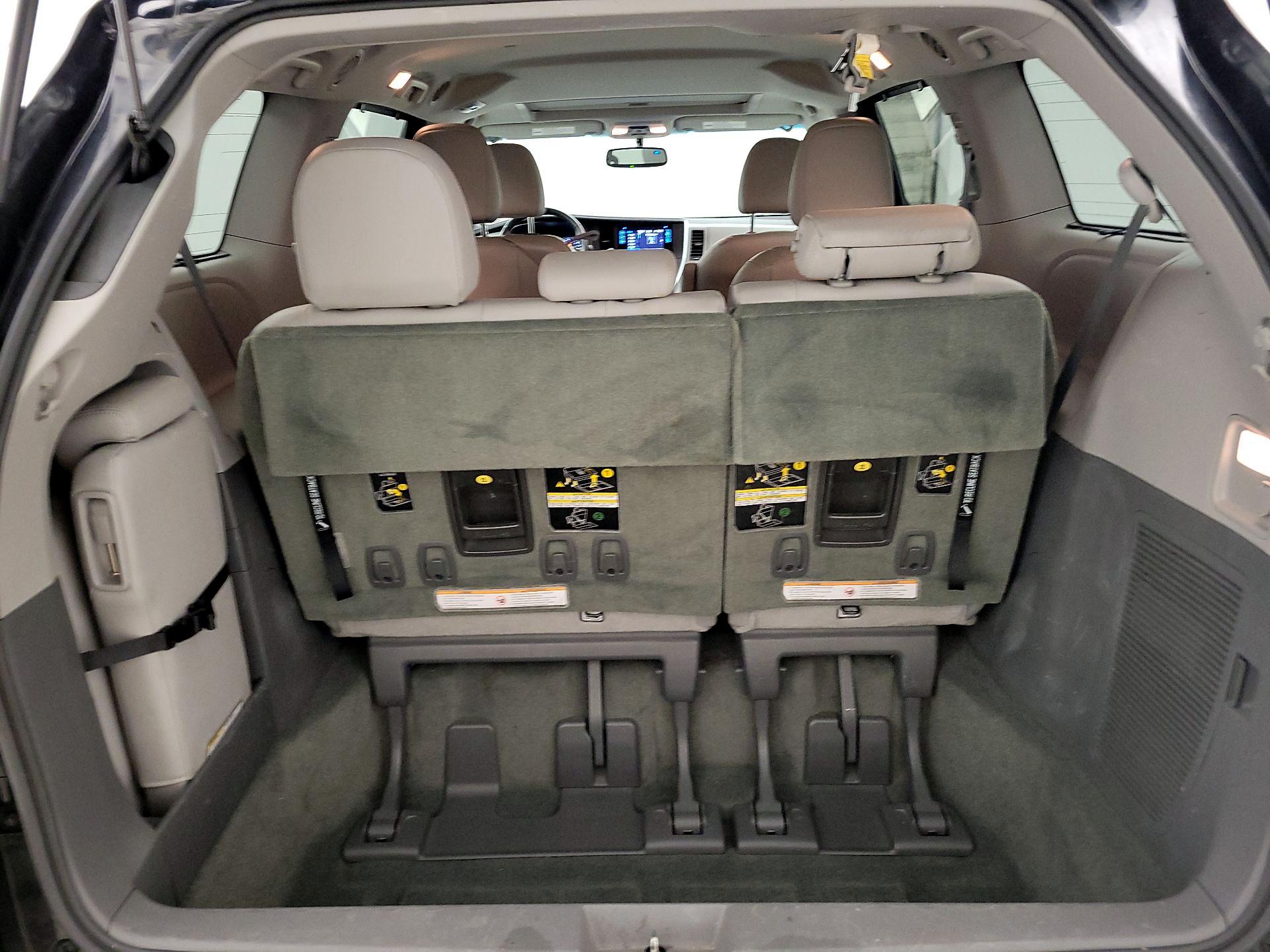 Thumbnail: 2016 Toyota Sienna - 18