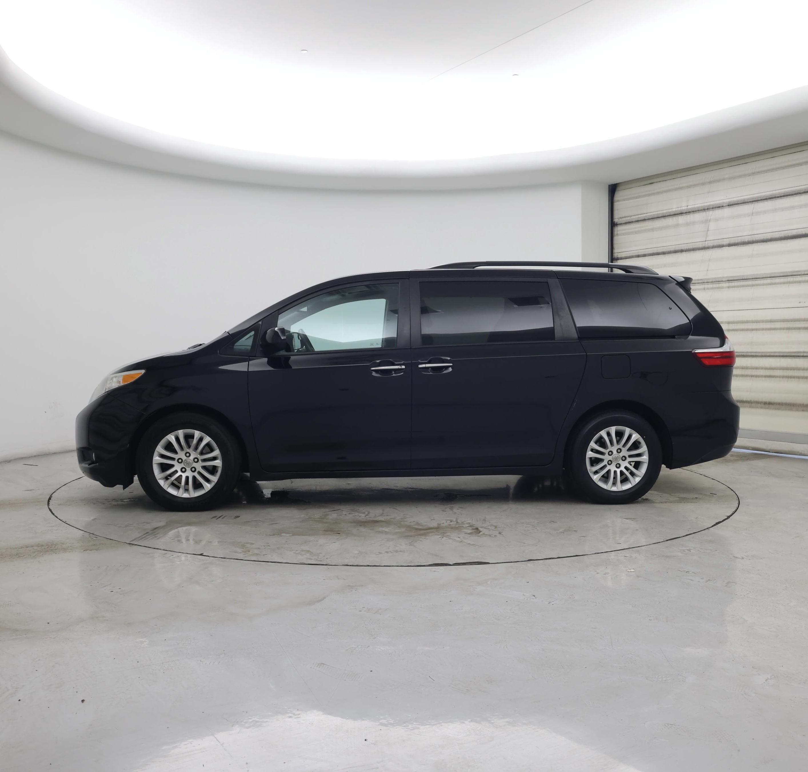 Thumbnail: 2016 Toyota Sienna - 3