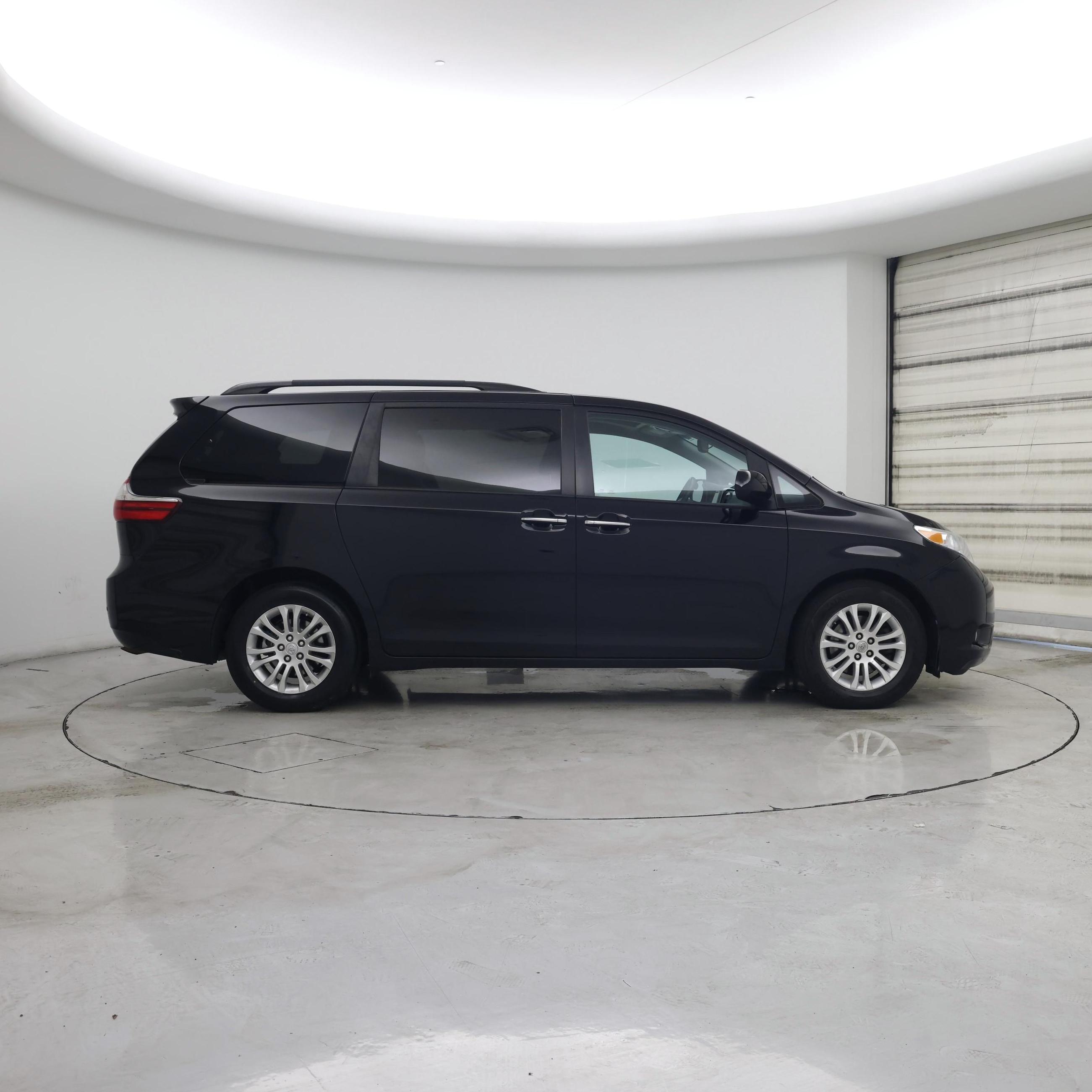 Thumbnail: 2016 Toyota Sienna - 7
