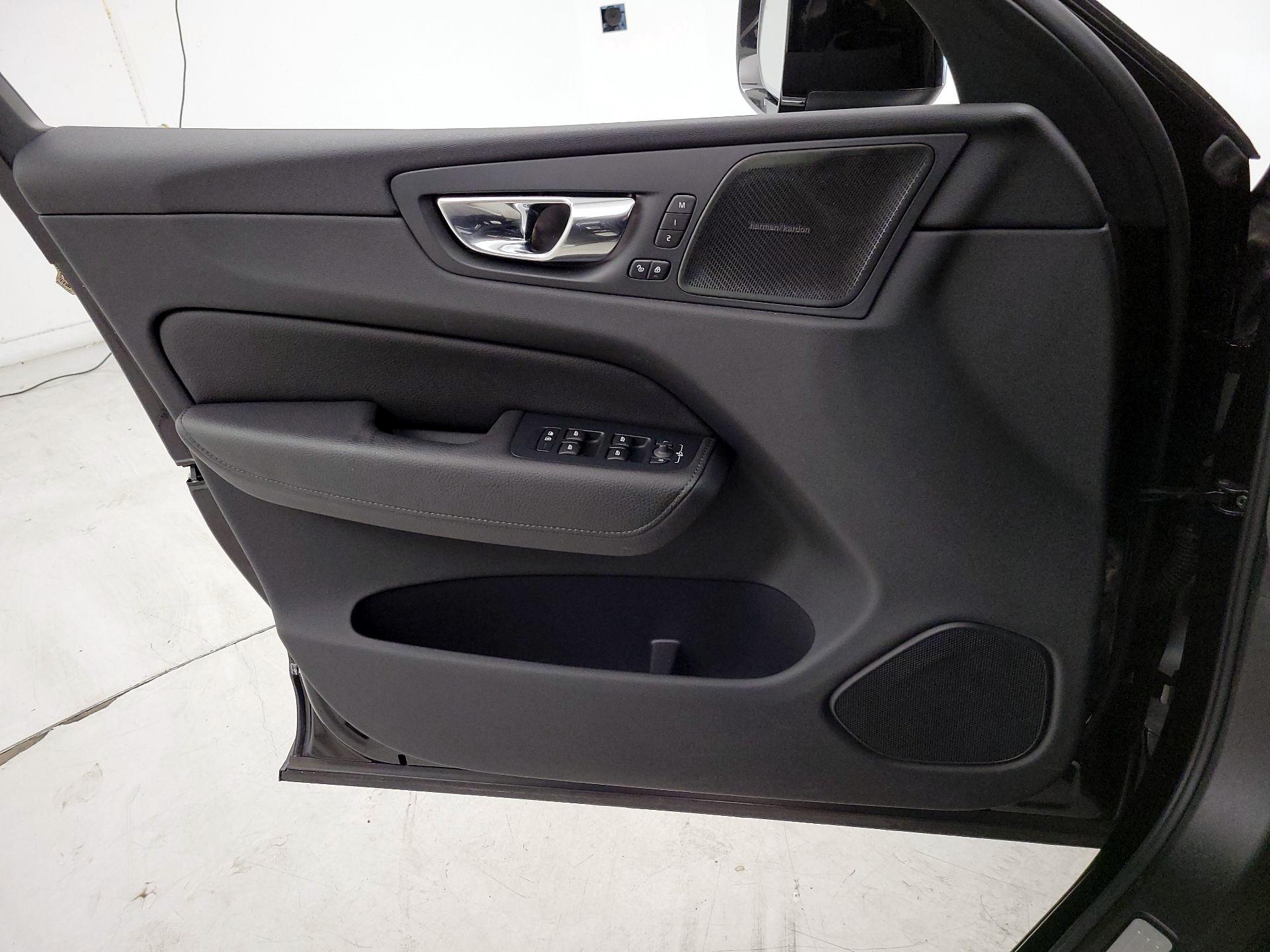 Thumbnail: 2020 Volvo XC60 - 12