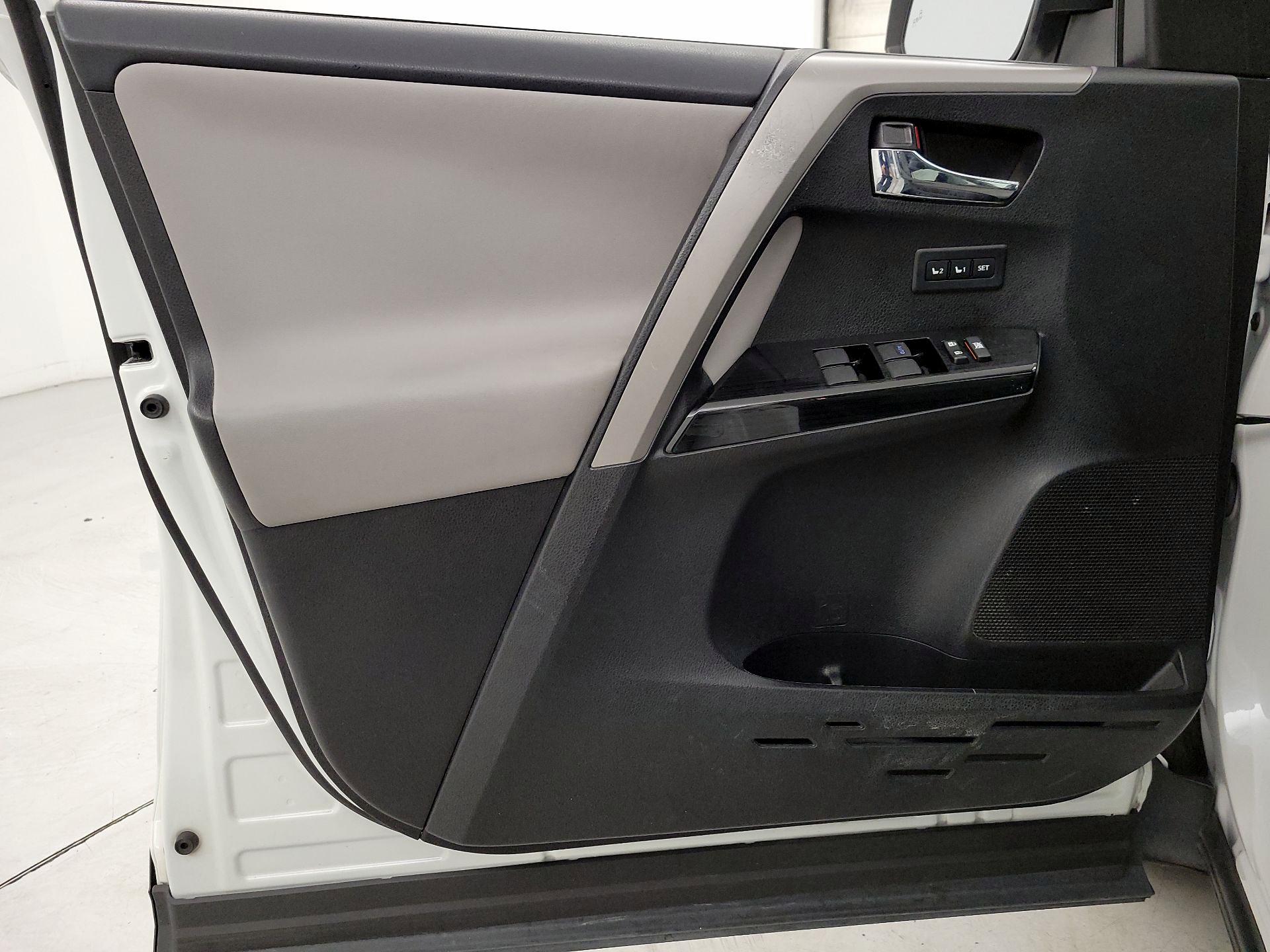 Thumbnail: 2016 Toyota RAV4 - 12