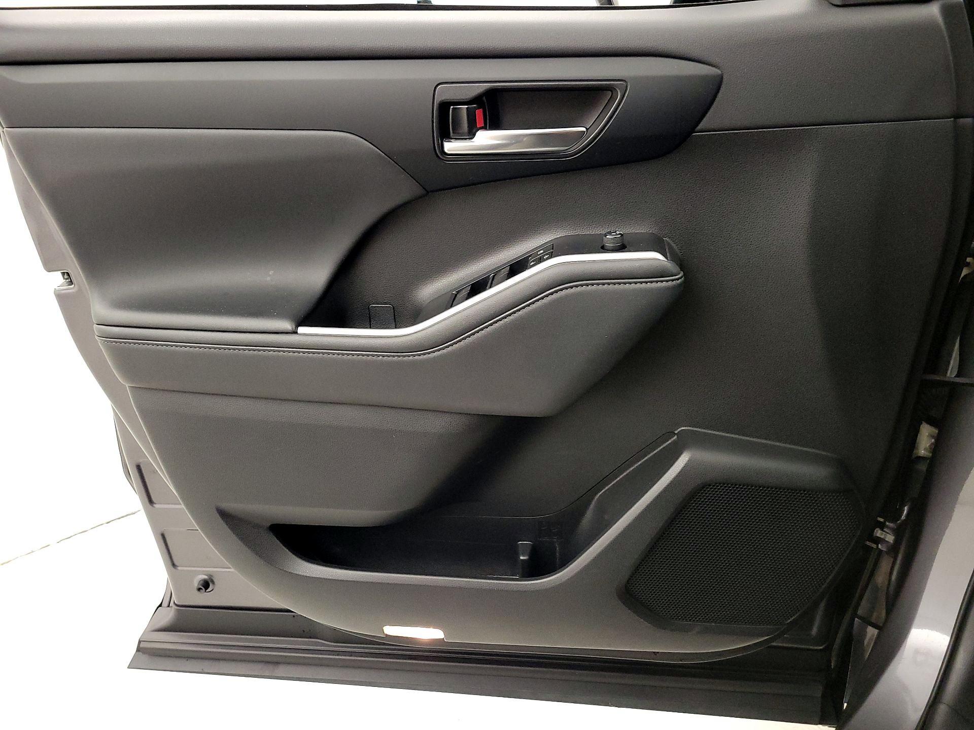 Thumbnail: 2022 Toyota Highlander - 12