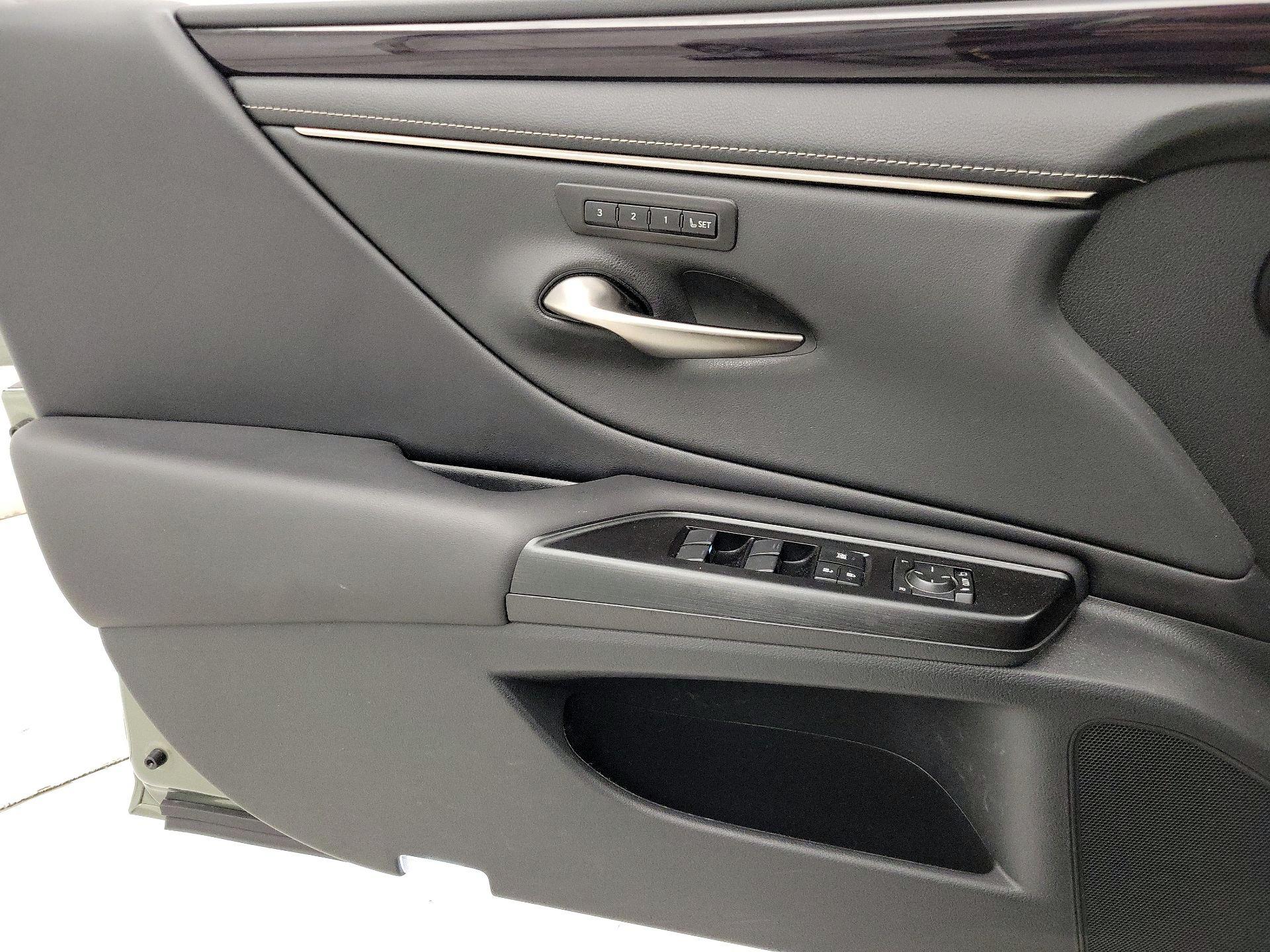 Thumbnail: 2020 Lexus ES - 12