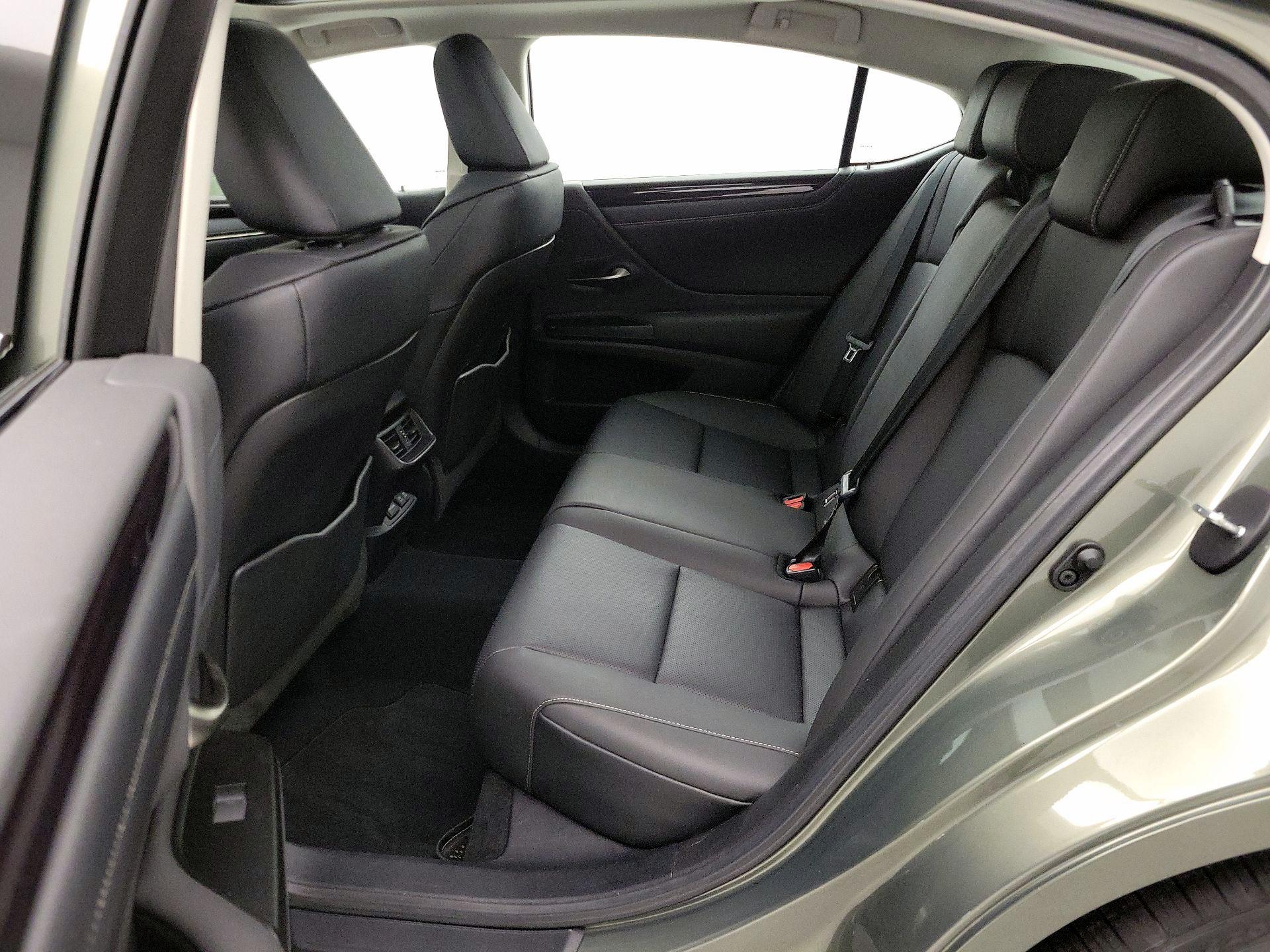 Thumbnail: 2020 Lexus ES - 19