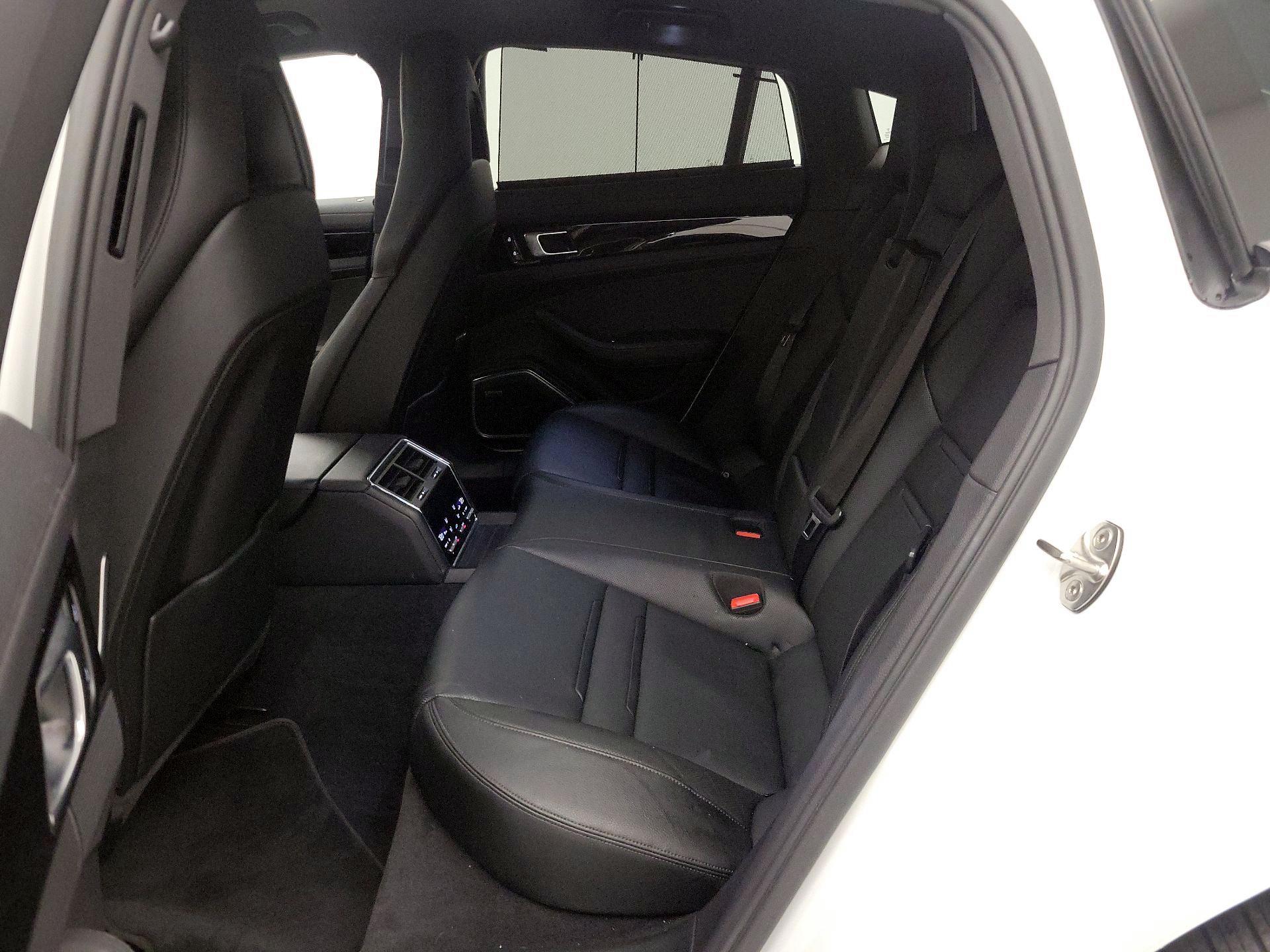 Thumbnail: 2020 Porsche Panamera - 20