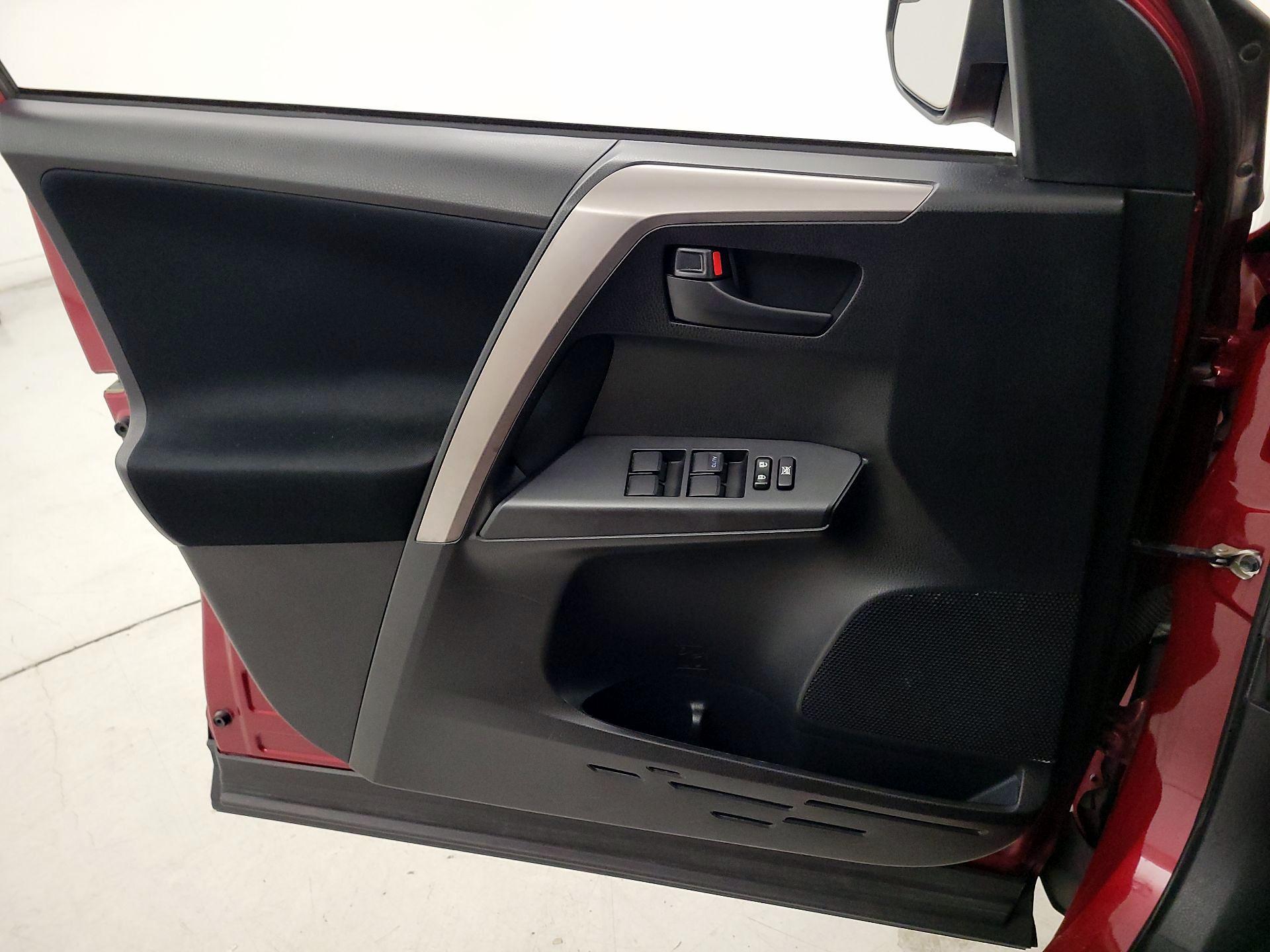 Thumbnail: 2018 Toyota RAV4 - 12