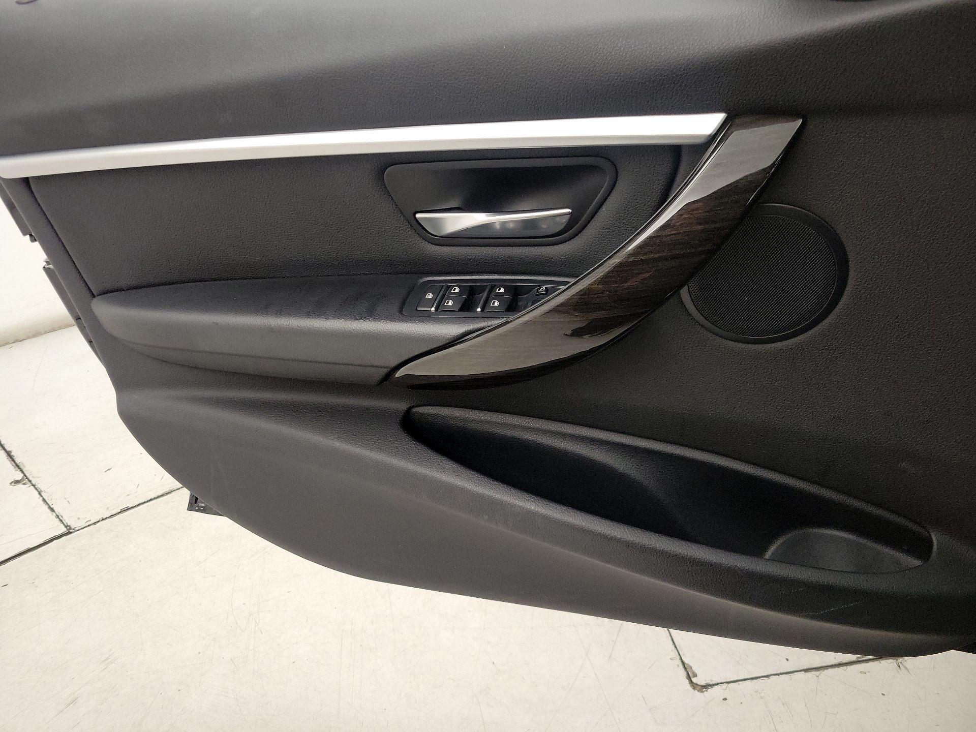 Thumbnail: 2016 BMW 3 Series - 12