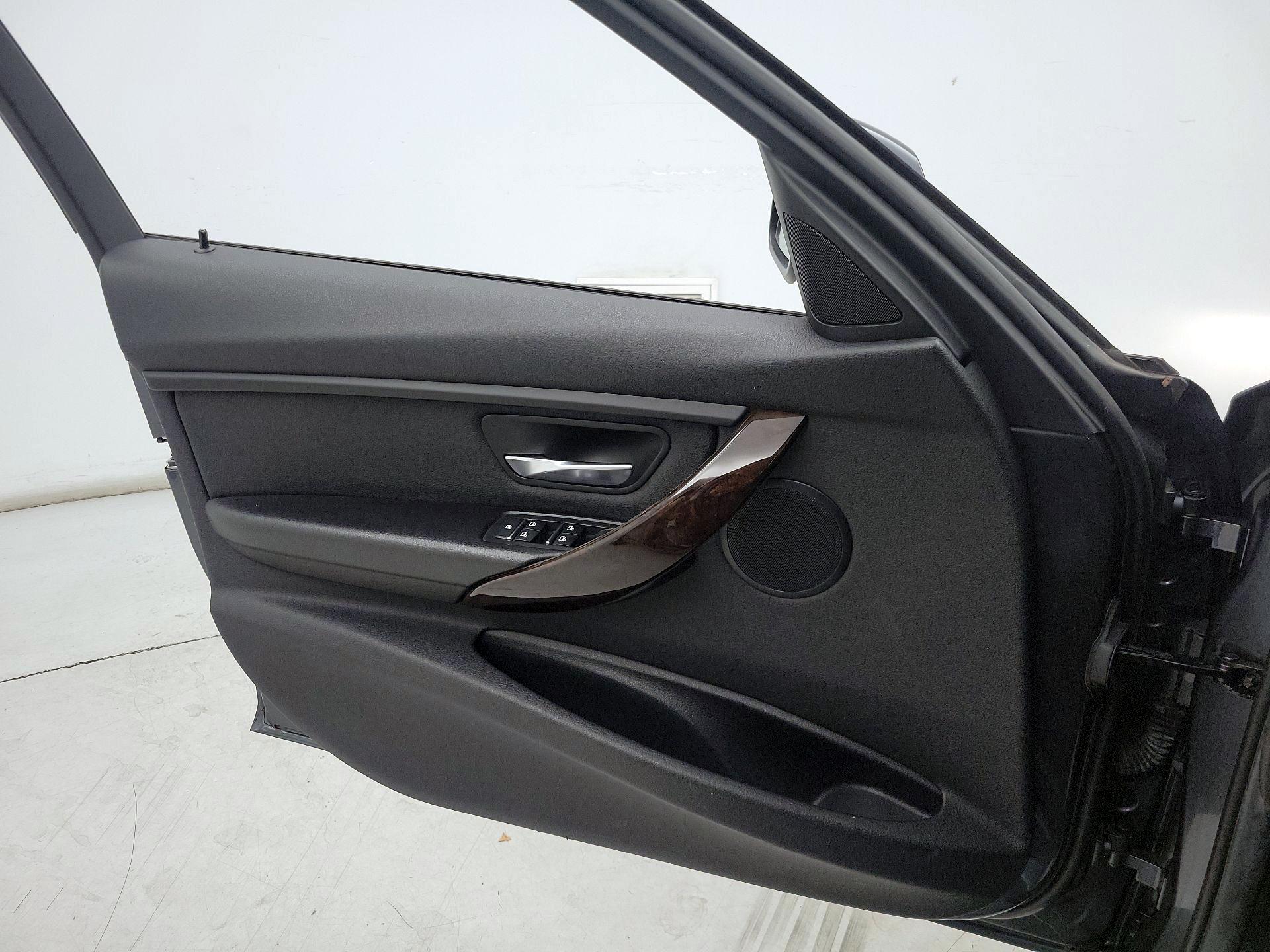 Thumbnail: 2016 BMW 3 Series - 12