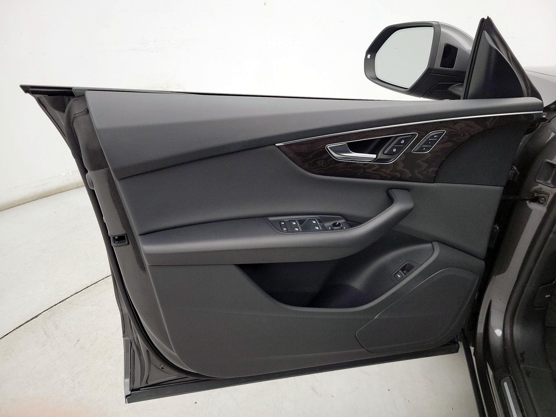 Thumbnail: 2021 Audi Q8 - 12