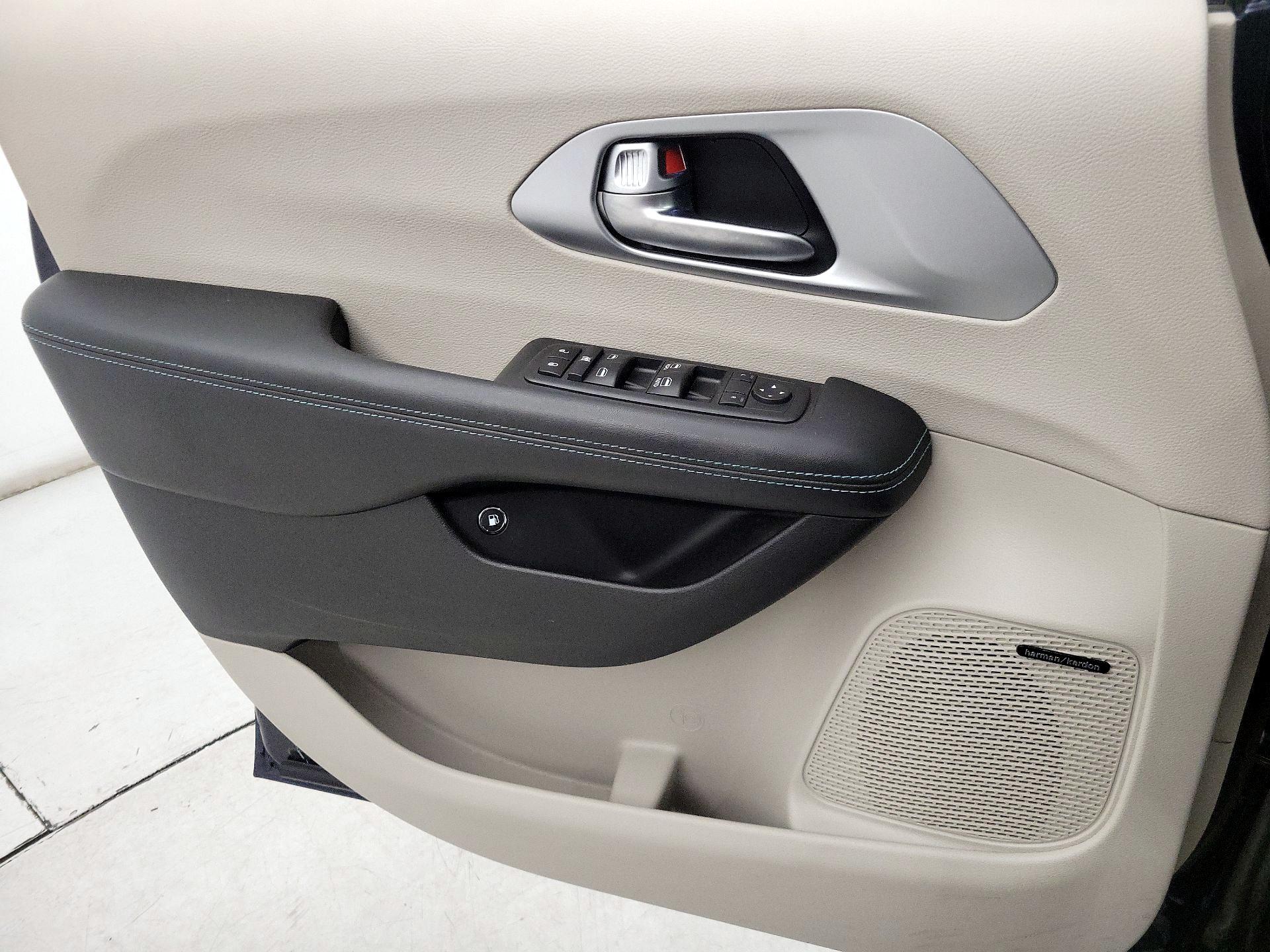 Thumbnail: 2018 Chrysler Pacifica - 12