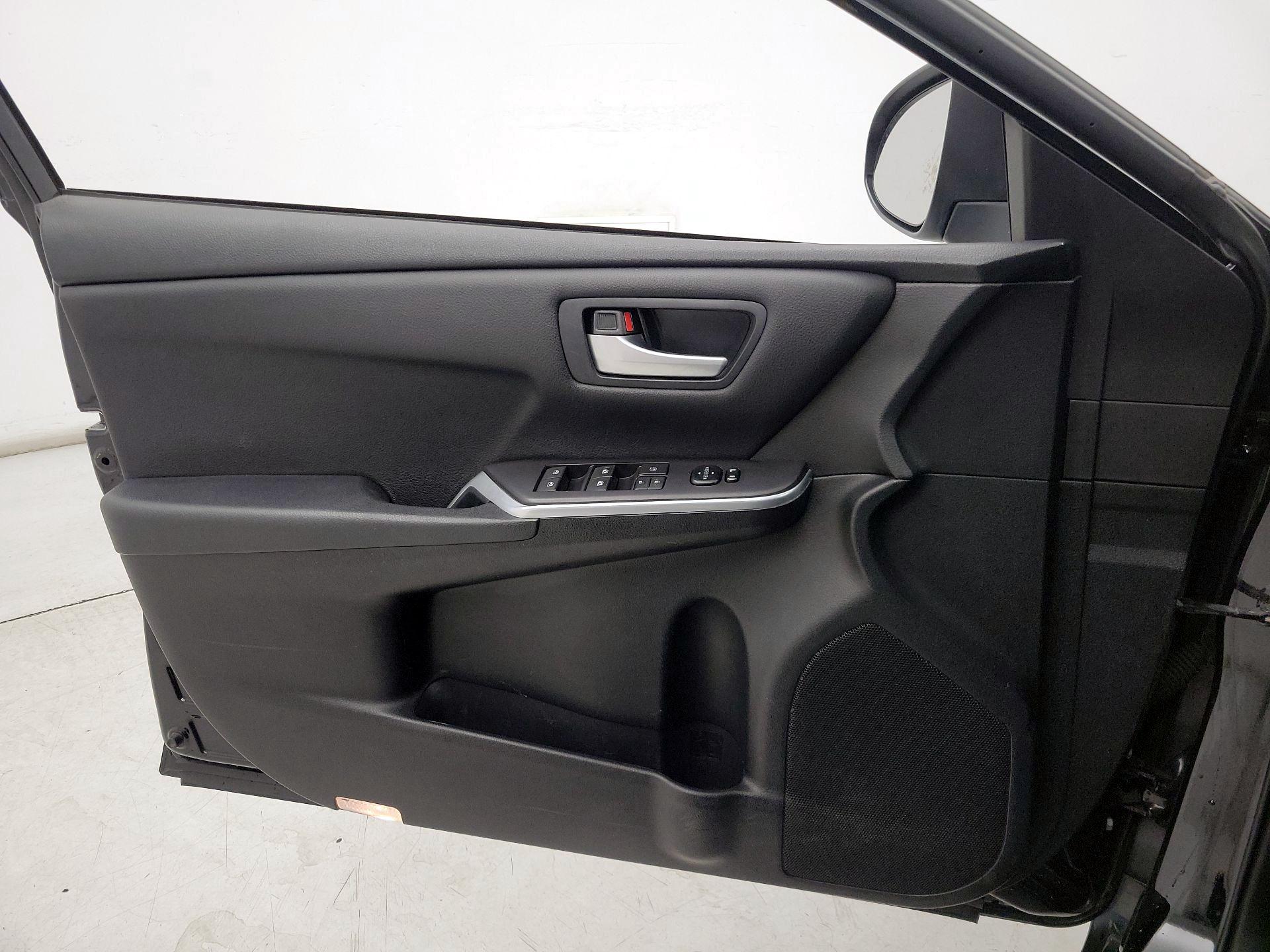 Thumbnail: 2016 Toyota Camry - 12